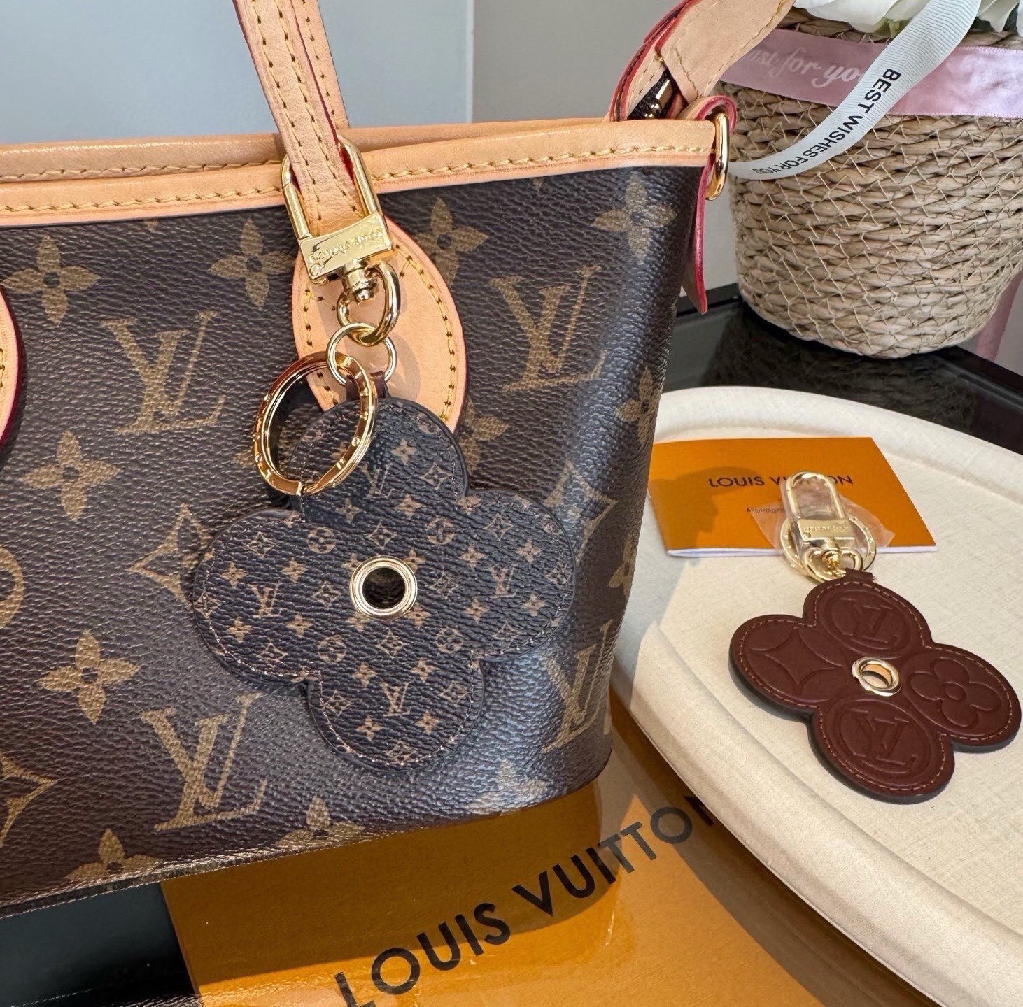 🔥LOUIS VUITTON官网钥匙扣挂件  LV钥匙扣 新款包饰与钥匙扣包包挂件 ✨借鉴旅行袋中的钥匙扣设计，可满足各