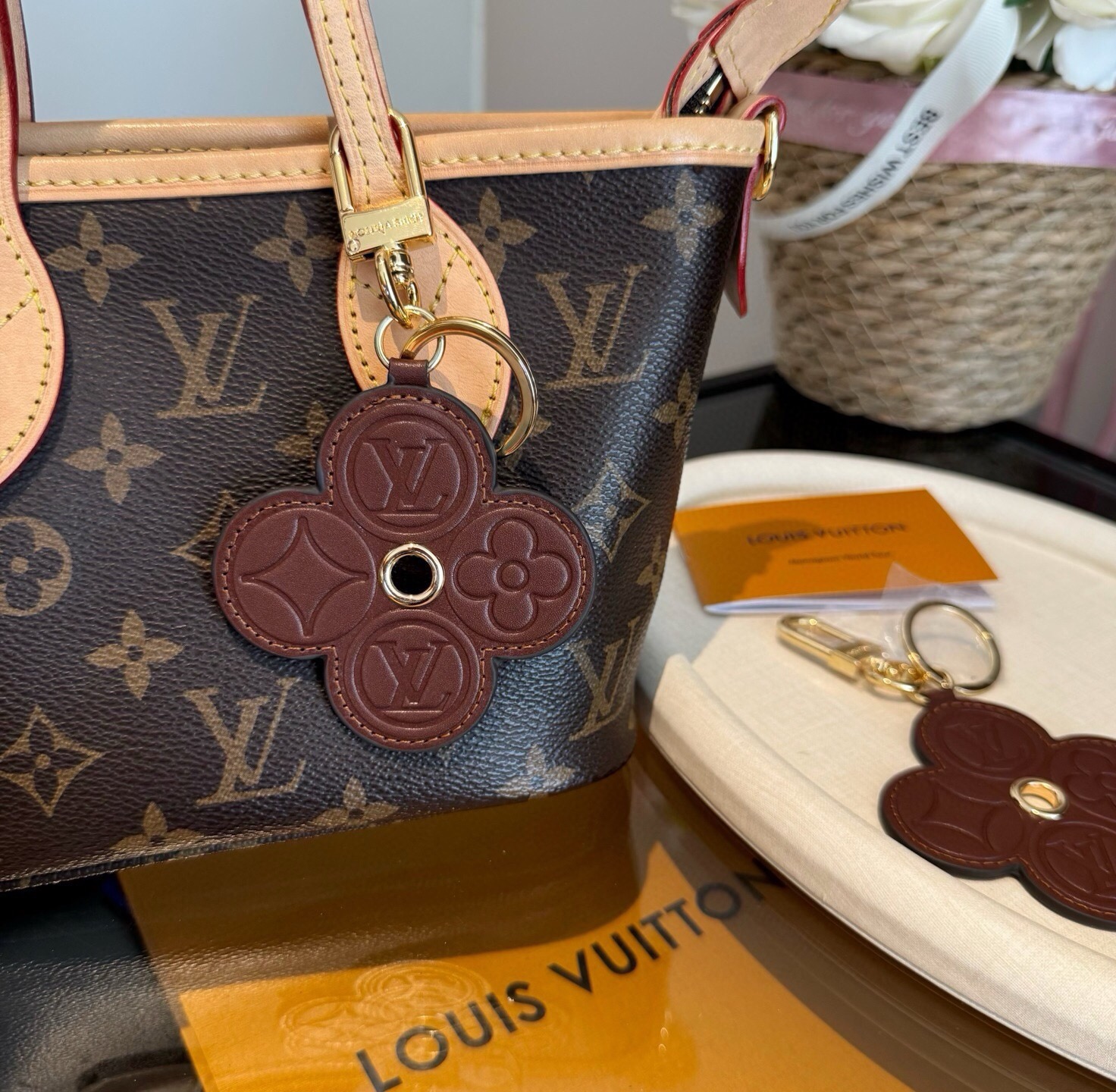 🔥LOUIS VUITTON官网钥匙扣挂件  LV钥匙扣 新款包饰与钥匙扣包包挂件 ✨借鉴旅行袋中的钥匙扣设计，可满足各