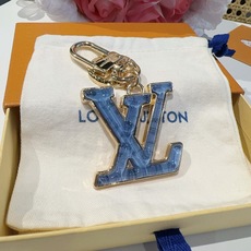 🔥LV 钥匙扣 包包挂件配饰Gloss 钥匙扣将有机玻璃 LV 字母镶嵌金属之中,其上点缀 Nanogram 图案,以明 🔥LV 钥匙扣 包包挂件配饰Gloss 钥匙扣将有机玻璃 LV 字母镶嵌金属之中,其上点缀 Nanogram 图案,以明