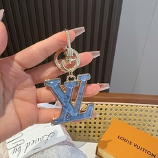🔥LV 钥匙扣 包包挂件配饰Gloss 钥匙扣将有机玻璃 LV 字母镶嵌金属之中,其上点缀 Nanogram 图案,以明 🔥LV 钥匙扣 包包挂件配饰Gloss 钥匙扣将有机玻璃 LV 字母镶嵌金属之中,其上点缀 Nanogram 图案,以明