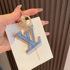 🔥LV 钥匙扣 包包挂件配饰Gloss 钥匙扣将有机玻璃 LV 字母镶嵌金属之中,其上点缀 Nanogram 图案,以明 🔥LV 钥匙扣 包包挂件配饰Gloss 钥匙扣将有机玻璃 LV 字母镶嵌金属之中,其上点缀 Nanogram 图案,以明