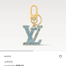 🔥LV 钥匙扣 包包挂件配饰Gloss 钥匙扣将有机玻璃 LV 字母镶嵌金属之中,其上点缀 Nanogram 图案,以明 🔥LV 钥匙扣 包包挂件配饰Gloss 钥匙扣将有机玻璃 LV 字母镶嵌金属之中,其上点缀 Nanogram 图案,以明