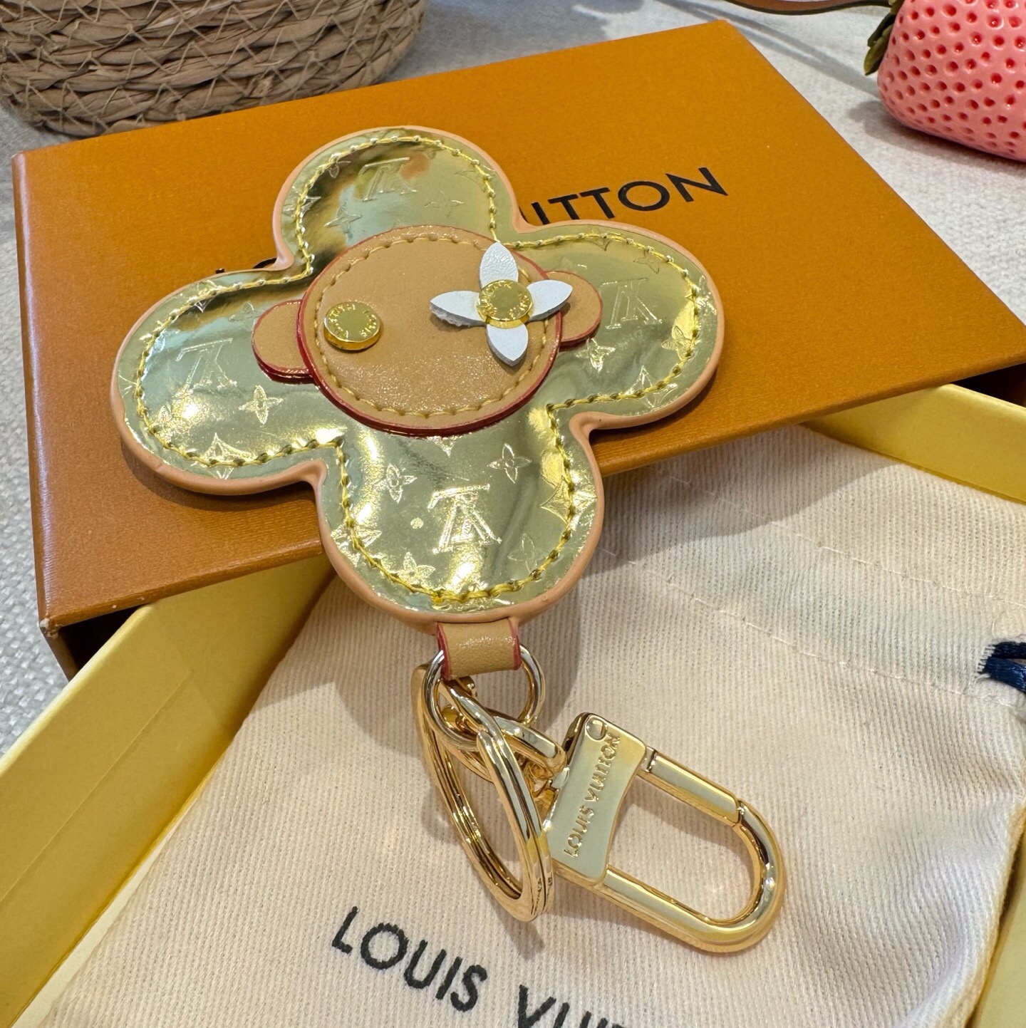 🔥LOUIS VUITTON新款包饰与钥匙扣。LV薇薇安太阳花包包挂件 手机壳挂件 可满足各种时尚品味的实用配饰。凸显时