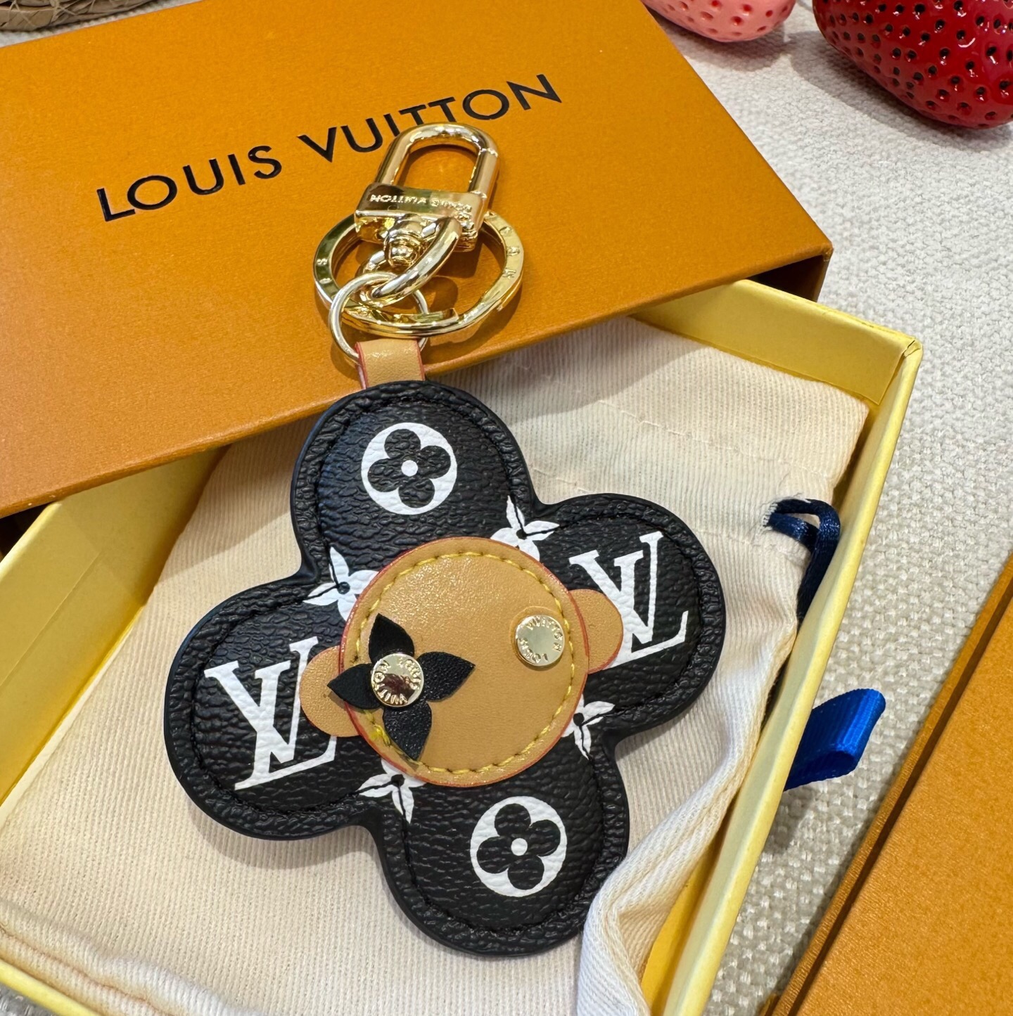🔥LOUIS VUITTON新款包饰与钥匙扣。LV薇薇安太阳花包包挂件 手机壳挂件 可满足各种时尚品味的实用配饰。凸显时