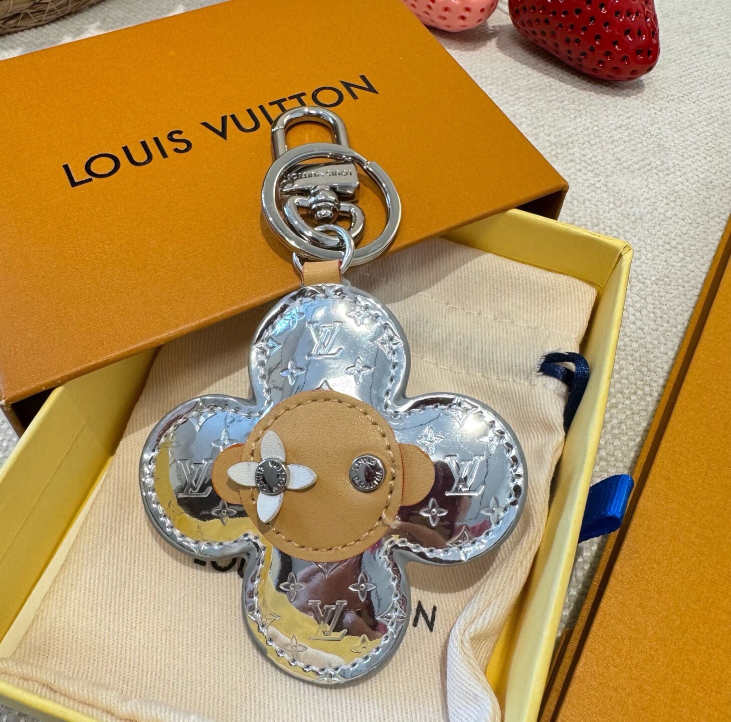 🔥LOUIS VUITTON新款包饰与钥匙扣。LV薇薇安太阳花包包挂件 手机壳挂件 可满足各种时尚品味的实用配饰。凸显时