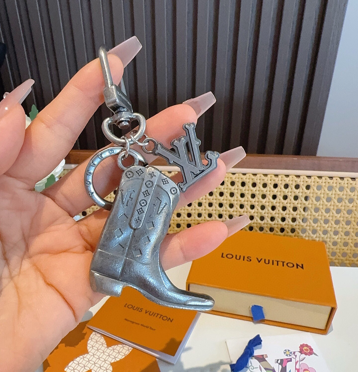 🔥LV钥匙扣 靴子挂件车钥匙挂饰，品牌经典标识巧妙嵌入链环之间。LV字母装饰于一端优雅垂坠，弹簧扣实现轻松固定，为裤装或