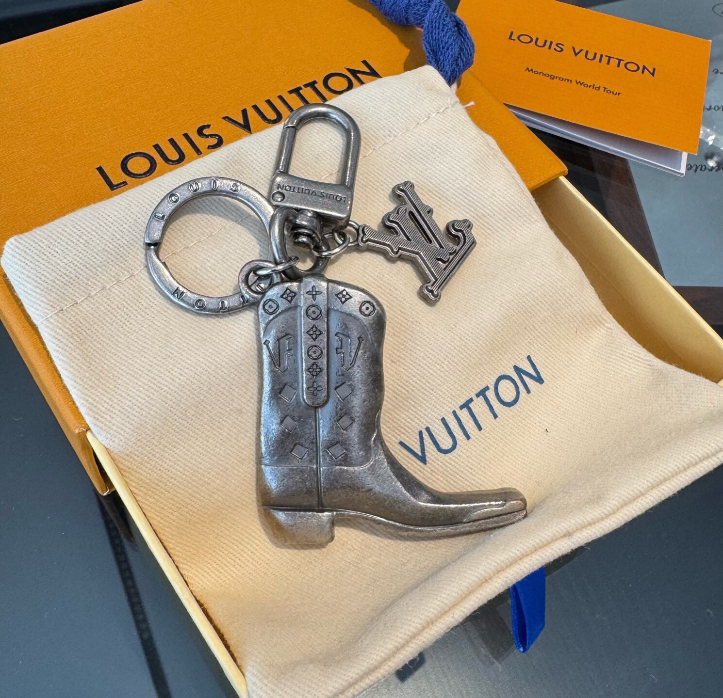 🔥LV钥匙扣 靴子挂件车钥匙挂饰，品牌经典标识巧妙嵌入链环之间。LV字母装饰于一端优雅垂坠，弹簧扣实现轻松固定，为裤装或