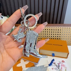 🔥LV钥匙扣 靴子挂件车钥匙挂饰,品牌经典标识巧妙嵌入链环之间。LV字母装饰于一端优雅垂坠,弹簧扣实现轻松固定,为裤装或 🔥LV钥匙扣 靴子挂件车钥匙挂饰,品牌经典标识巧妙嵌入链环之间。LV字母装饰于一端优雅垂坠,弹簧扣实现轻松固定,为裤装或