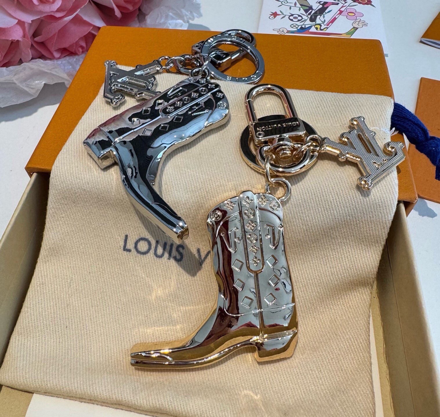 🔥LV钥匙扣 靴子挂件车钥匙挂饰，品牌经典标识巧妙嵌入链环之间。LV字母装饰于一端优雅垂坠，弹簧扣实现轻松固定，为裤装或