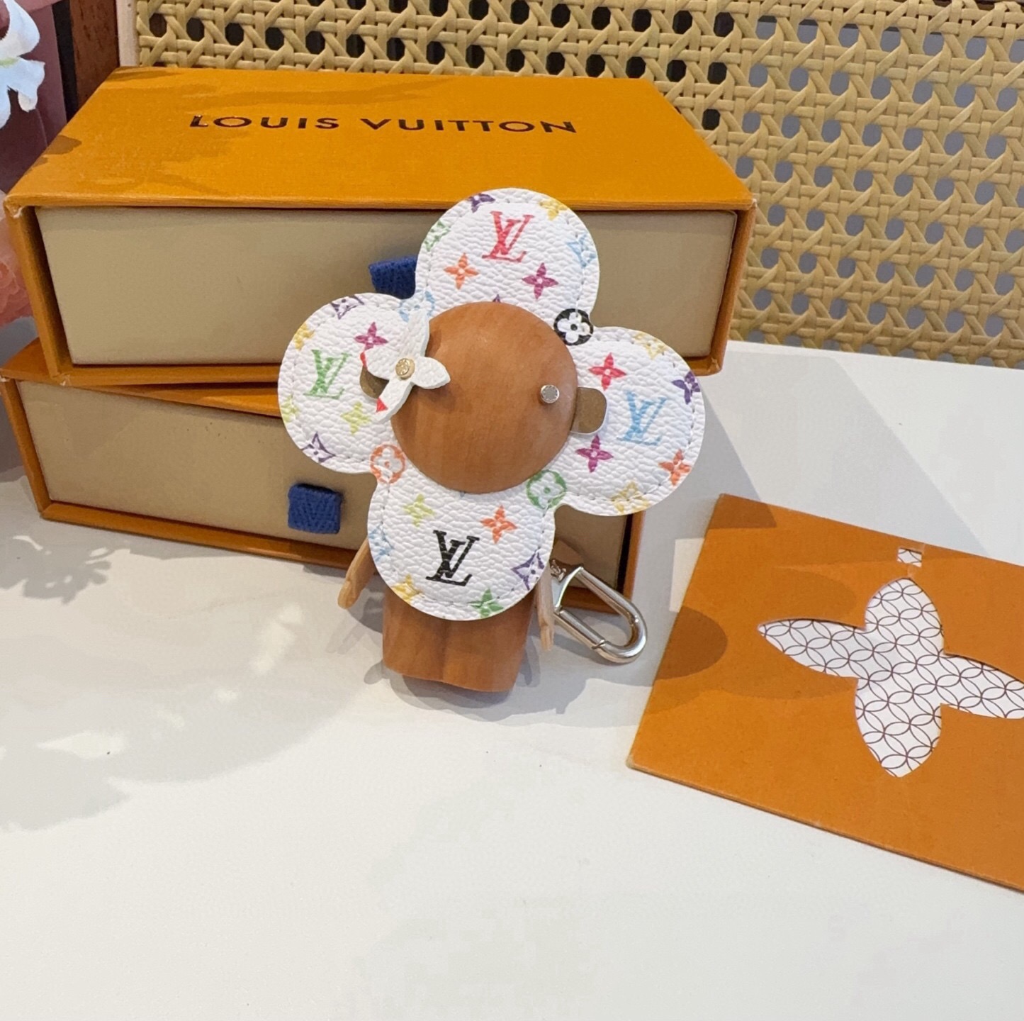 🔥LOUIS VUITTON新款包饰 村上隆白三彩黑三彩钥匙扣。LV薇薇安太阳花包包挂件 手机壳挂件 可满足各种时尚品味