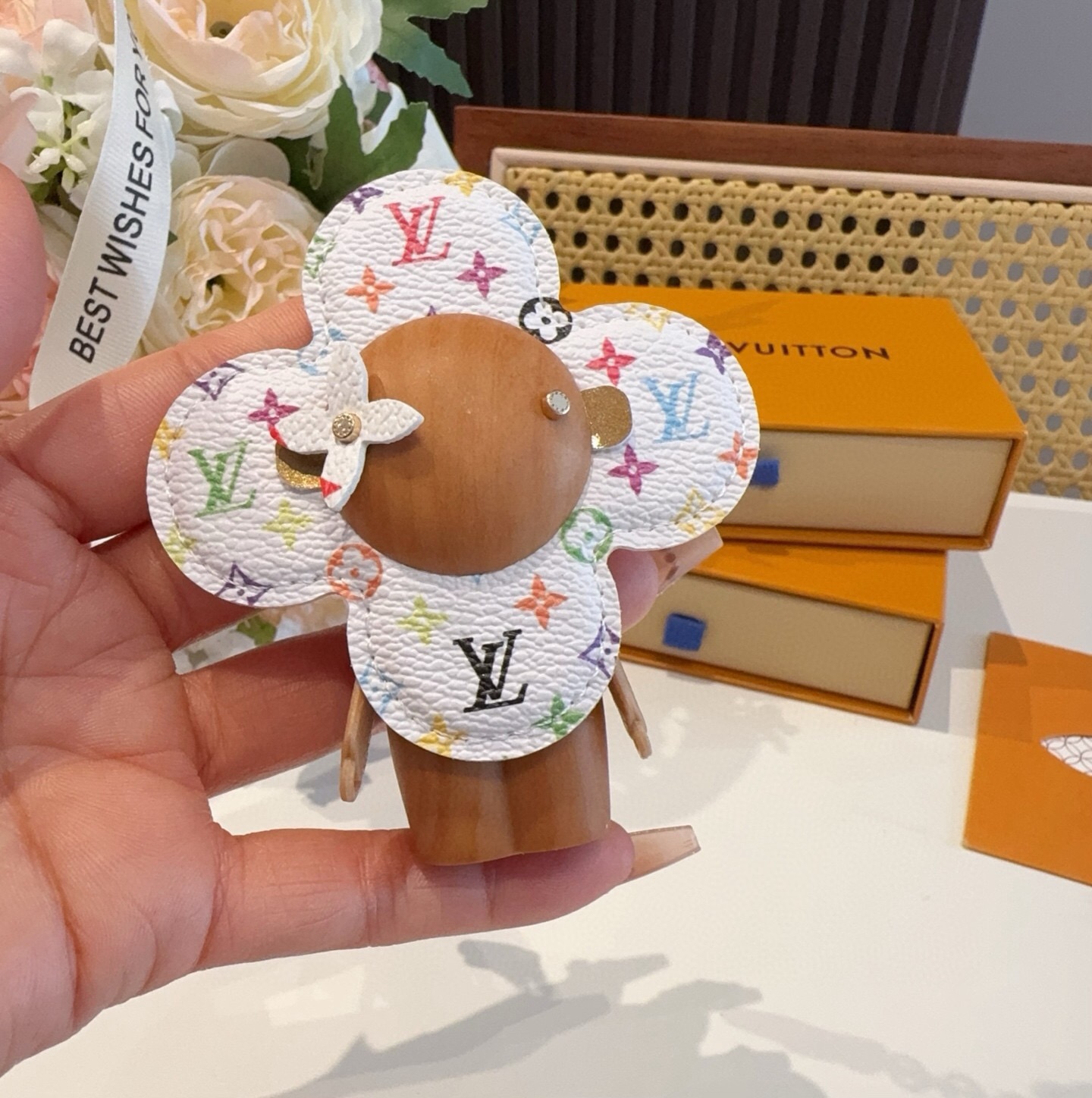 🔥LOUIS VUITTON新款包饰 村上隆白三彩黑三彩钥匙扣。LV薇薇安太阳花包包挂件 手机壳挂件 可满足各种时尚品味