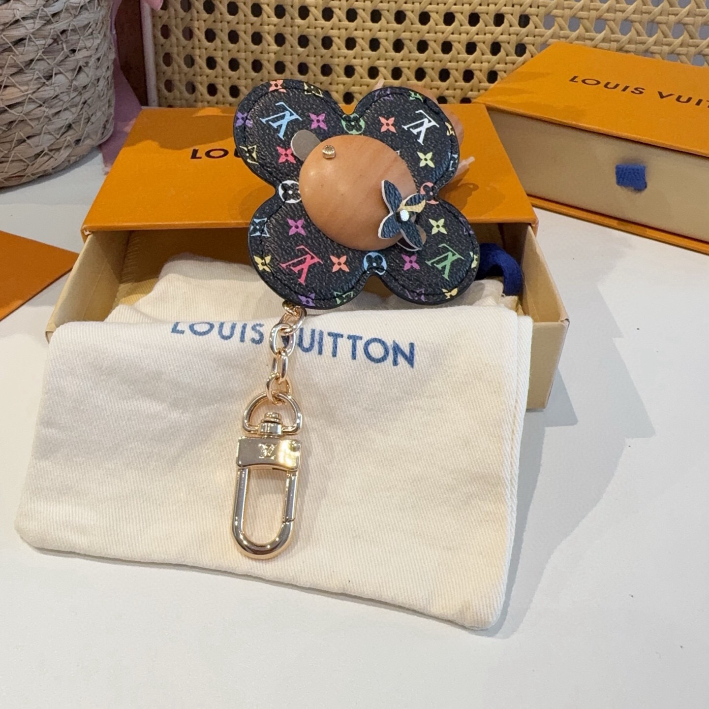 🔥LOUIS VUITTON新款包饰 村上隆白三彩黑三彩钥匙扣。LV薇薇安太阳花包包挂件 手机壳挂件 可满足各种时尚品味