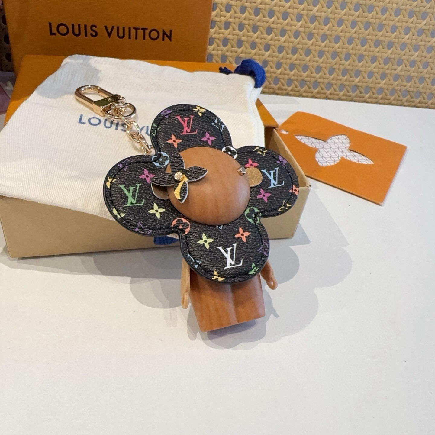 🔥LOUIS VUITTON新款包饰 村上隆白三彩黑三彩钥匙扣。LV薇薇安太阳花包包挂件 手机壳挂件 可满足各种时尚品味
