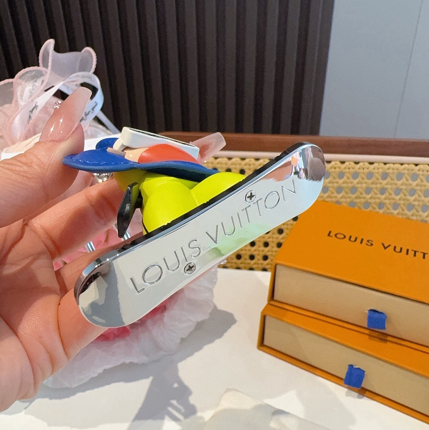 🔥Louis Vuitton 路易威登 薇薇安钥匙扣 LV包饰挂件 太阳花公仔 精钢五金  原版logo精致 质感超赞👍