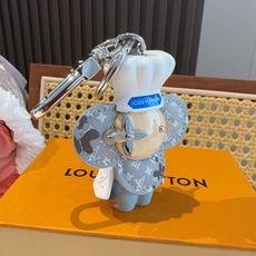 路易威登LV钥匙扣包包挂饰M01467 Vivienne 形象戴上路易威登标识厨师帽、手持擀面杖,并为 Monogra 路易威登LV钥匙扣包包挂饰M01467 Vivienne 形象戴上路易威登标识厨师帽、手持擀面杖,并为 Monogra