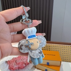 路易威登LV钥匙扣包包挂饰M01467 Vivienne 形象戴上路易威登标识厨师帽、手持擀面杖,并为 Monogra 路易威登LV钥匙扣包包挂饰M01467 Vivienne 形象戴上路易威登标识厨师帽、手持擀面杖,并为 Monogra