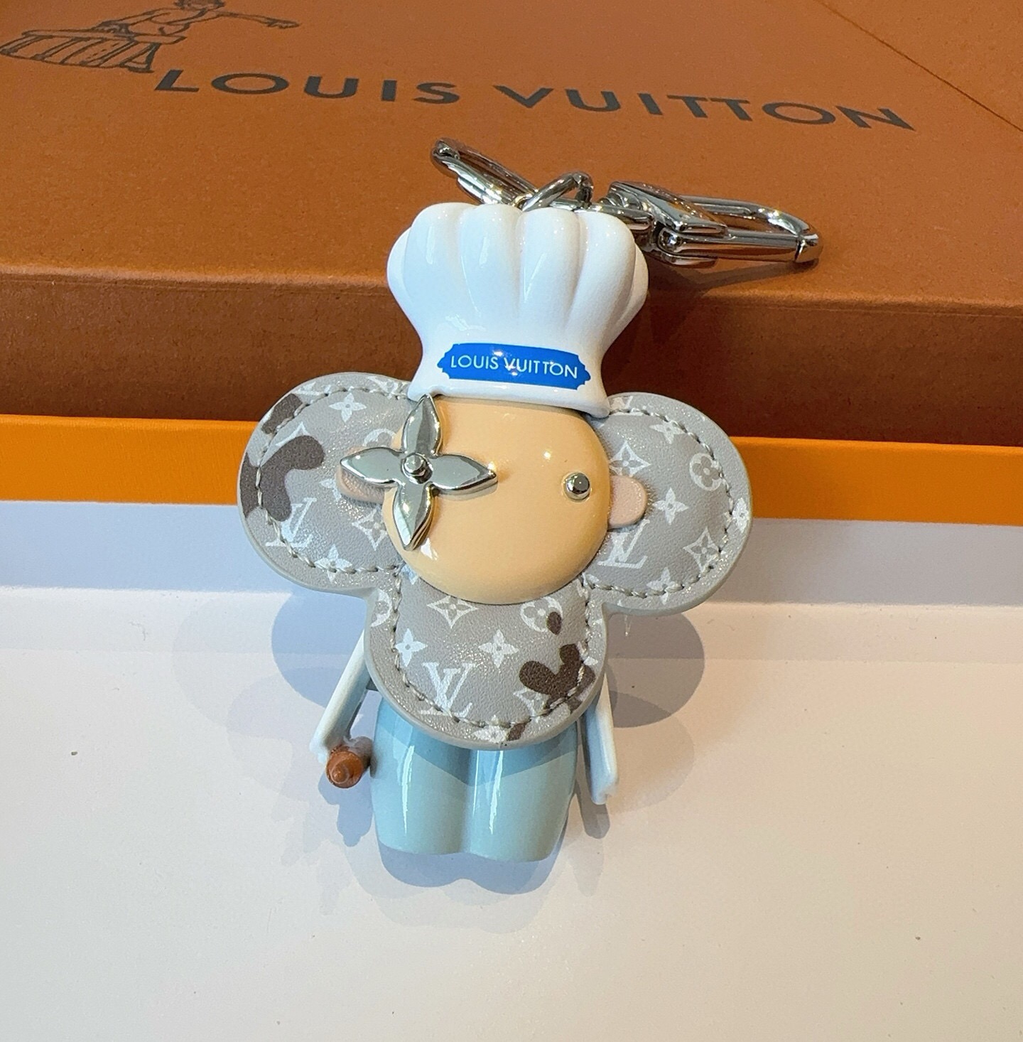 路易威登LV钥匙扣包包挂饰M01467 Vivienne 形象戴上路易威登标识厨师帽、手持擀面杖,并为 Monogra 路易威登LV钥匙扣包包挂饰M01467 Vivienne 形象戴上路易威登标识厨师帽、手持擀面杖,并为 Monogra
