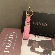 🔥普拉达 Prada 钥匙扣官网款,三角牌吊坠皮圈钥匙扣,车钥匙挂件包包配饰,顶级进口Pu材质➕抛光钢配件 原版logo 🔥普拉达 Prada 钥匙扣官网款,三角牌吊坠皮圈钥匙扣,车钥匙挂件包包配饰,顶级进口Pu材质➕抛光钢配件 原版logo
