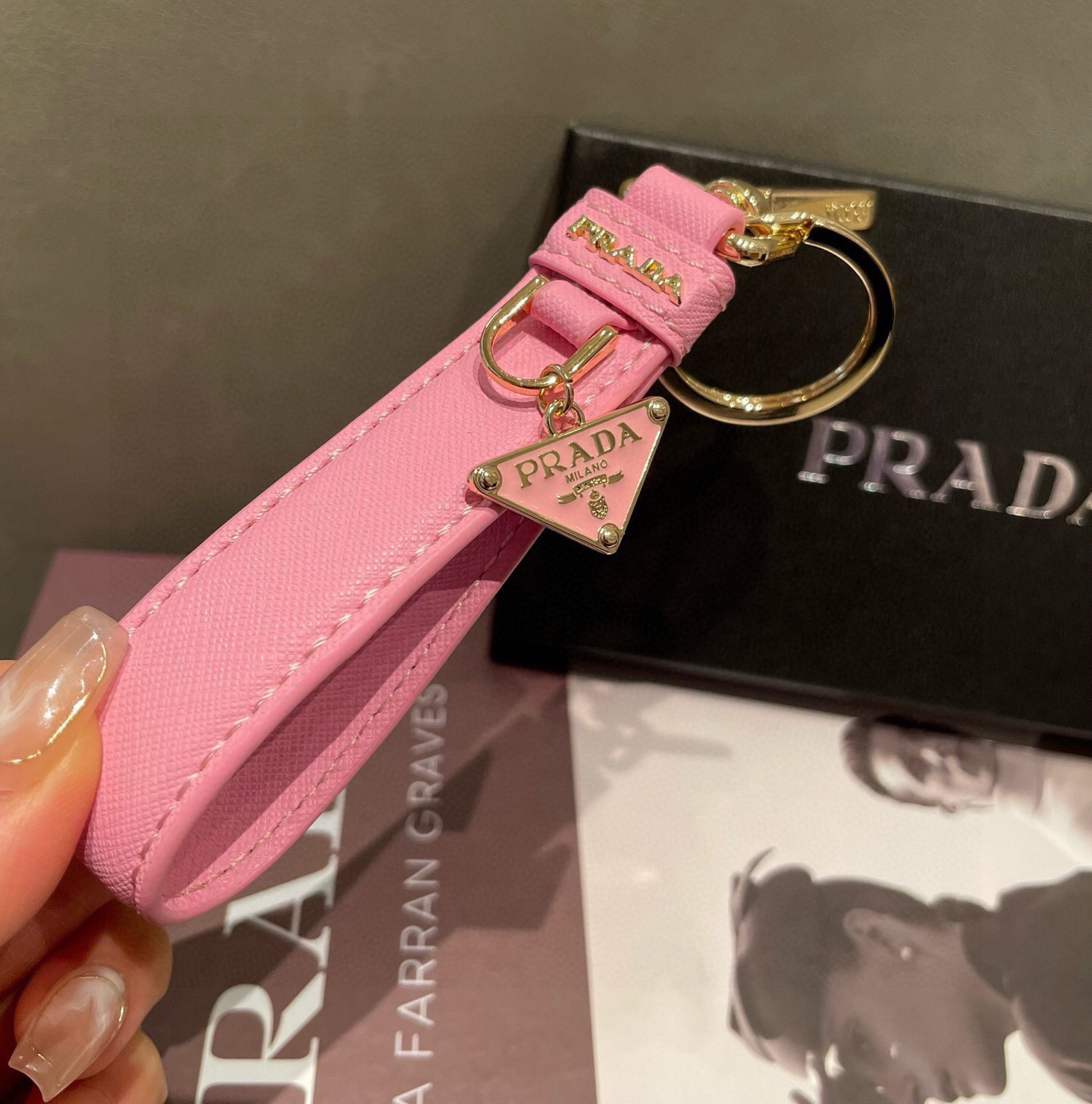 🔥普拉达 Prada 钥匙扣官网款，三角牌吊坠皮圈钥匙扣，车钥匙挂件包包配饰，顶级进口Pu材质➕抛光钢配件 原版logo