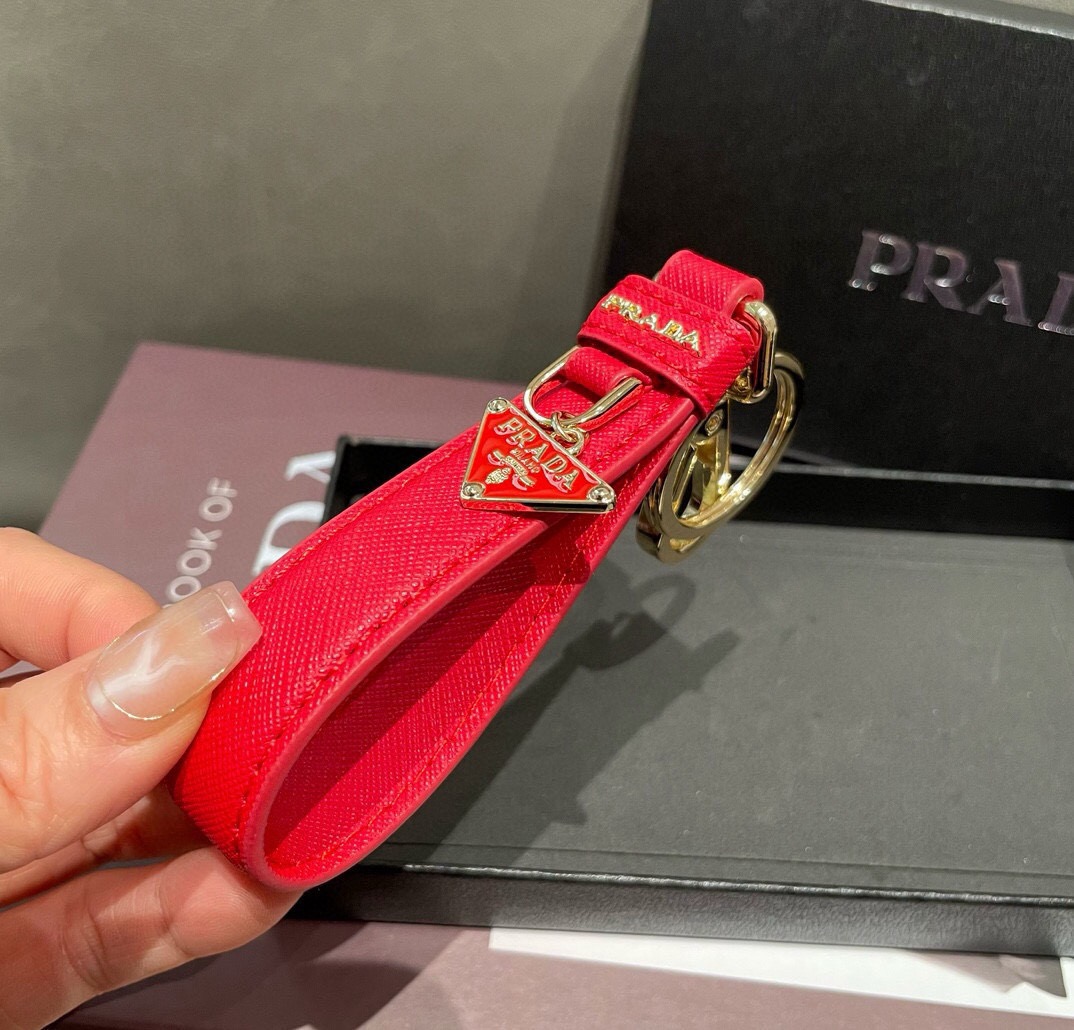 🔥普拉达 Prada 钥匙扣官网款，三角牌吊坠皮圈钥匙扣，车钥匙挂件包包配饰，顶级进口Pu材质➕抛光钢配件 原版logo