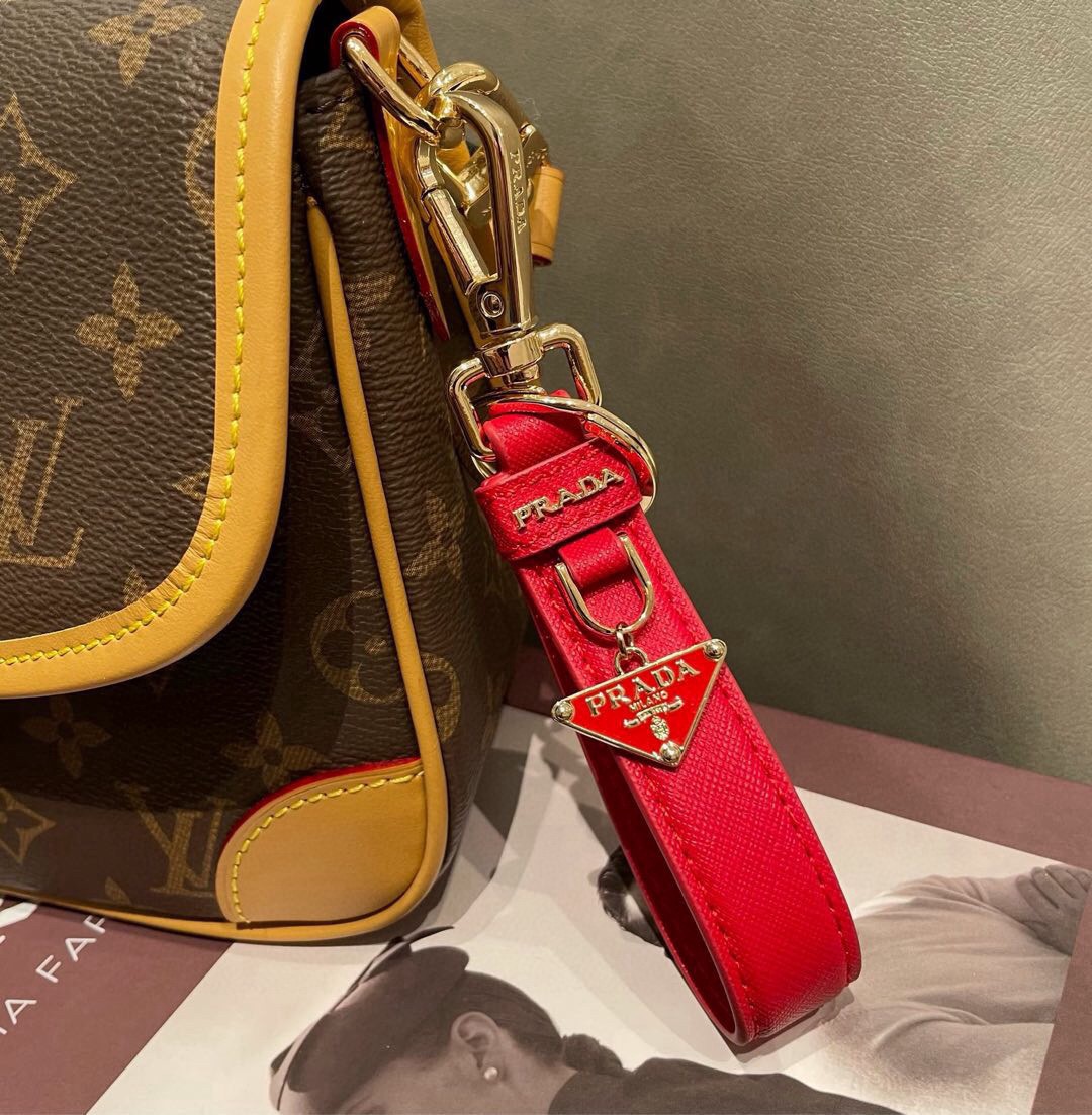 🔥普拉达 Prada 钥匙扣官网款，三角牌吊坠皮圈钥匙扣，车钥匙挂件包包配饰，顶级进口Pu材质➕抛光钢配件 原版logo