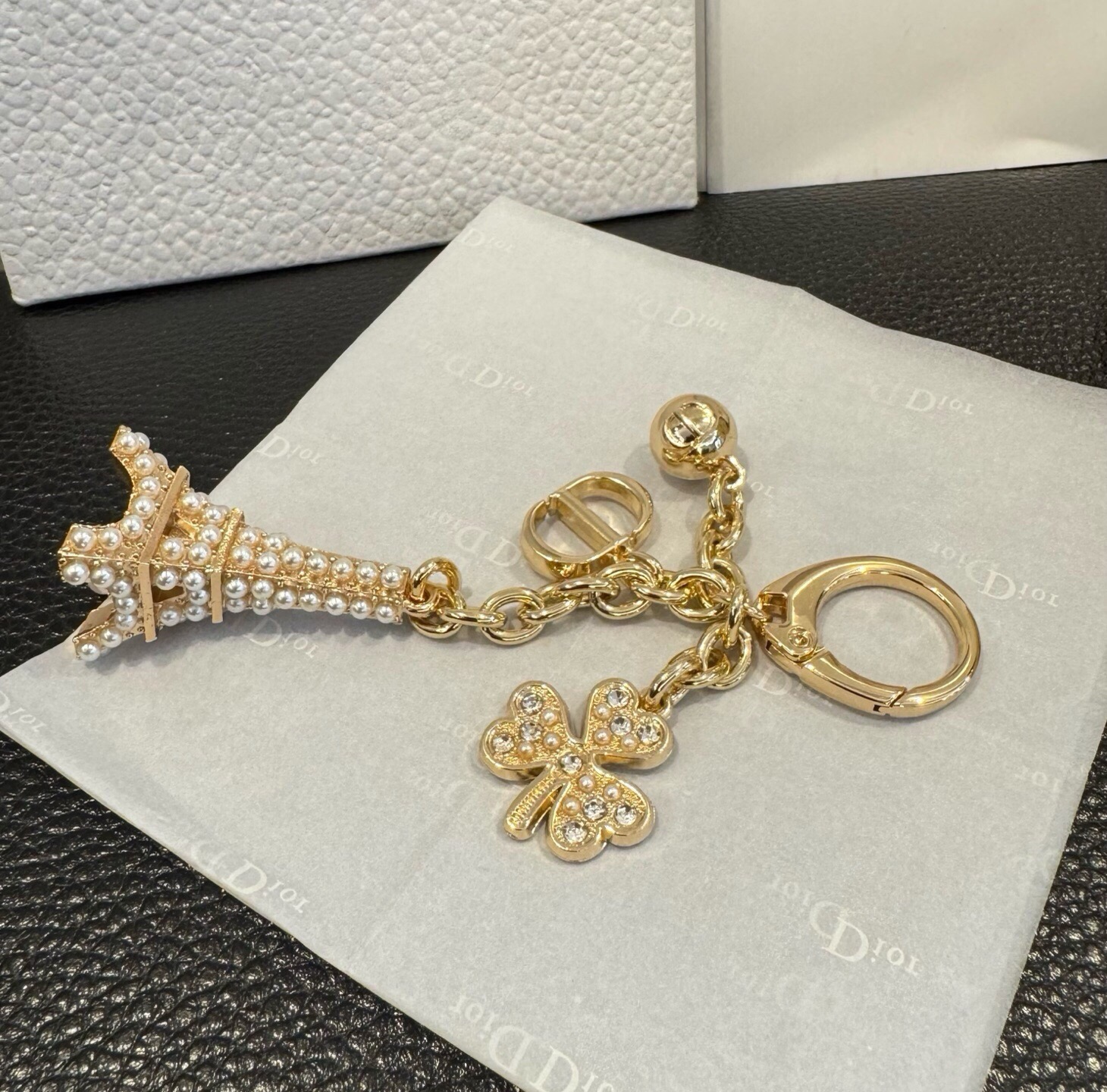 🔥Dior新款钥匙扣 迪奥埃菲尔铁塔挂件官网同步 精致小巧 带CD标志和三叶草☘️吊坠 可做包包挂饰 钥匙扣。 