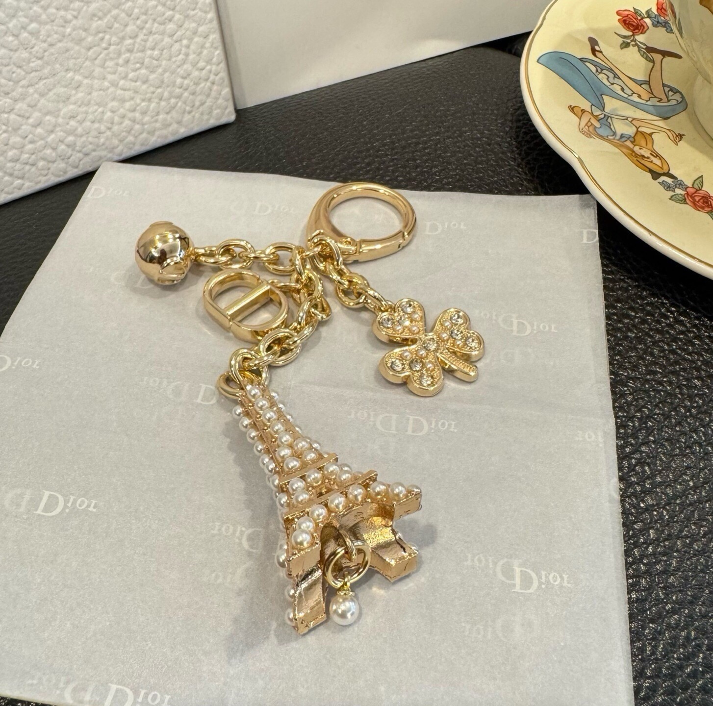 🔥Dior新款钥匙扣 迪奥埃菲尔铁塔挂件官网同步 精致小巧 带CD标志和三叶草☘️吊坠 可做包包挂饰 钥匙扣。 