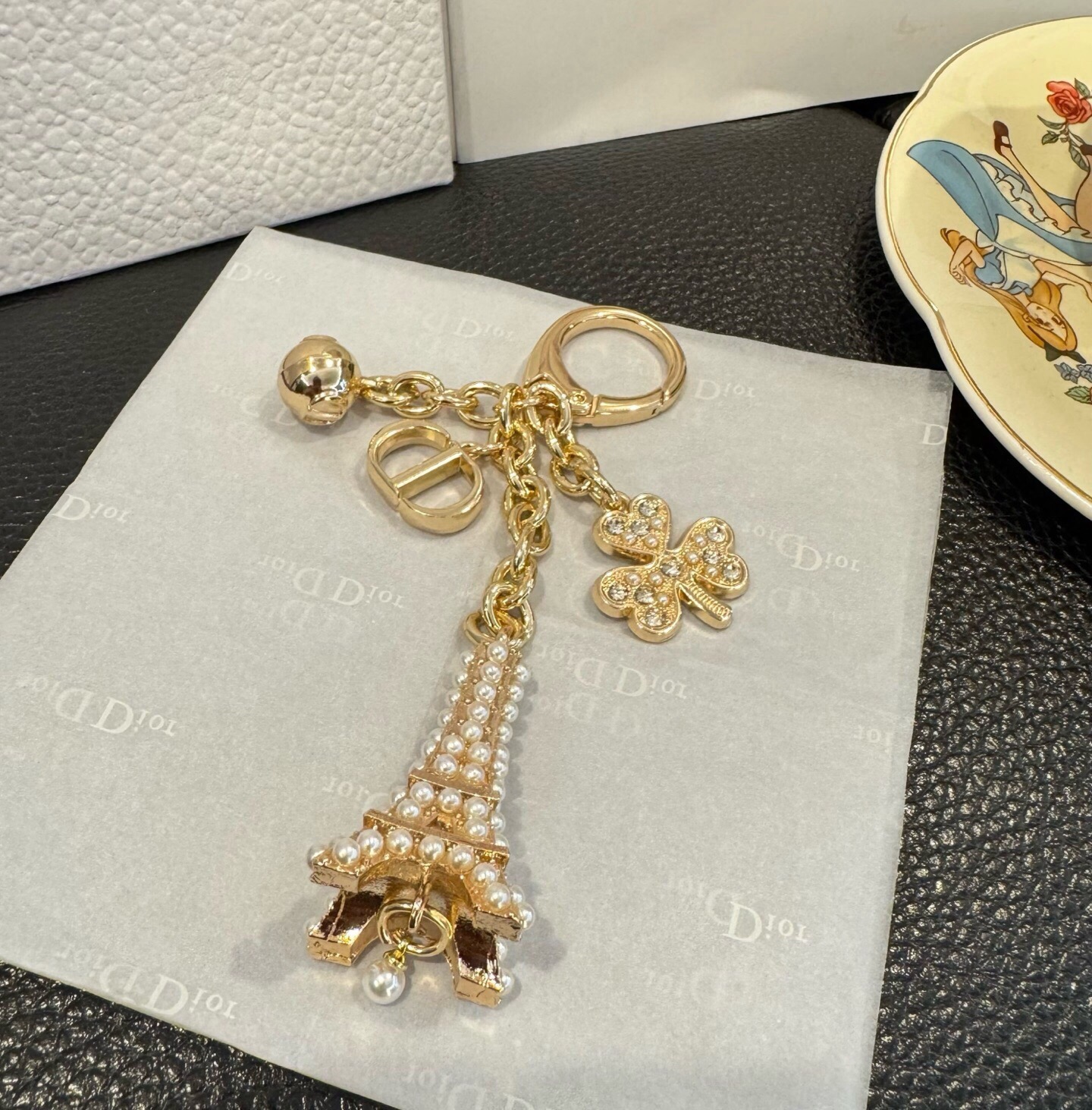 🔥Dior新款钥匙扣 迪奥埃菲尔铁塔挂件官网同步 精致小巧 带CD标志和三叶草☘️吊坠 可做包包挂饰 钥匙扣。 