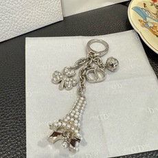 🔥Dior新款钥匙扣 迪奥埃菲尔铁塔挂件官网同步 精致小巧 带CD标志和三叶草☘️吊坠 可做包包挂饰 钥匙扣。 🔥Dior新款钥匙扣 迪奥埃菲尔铁塔挂件官网同步 精致小巧 带CD标志和三叶草☘️吊坠 可做包包挂饰 钥匙扣。