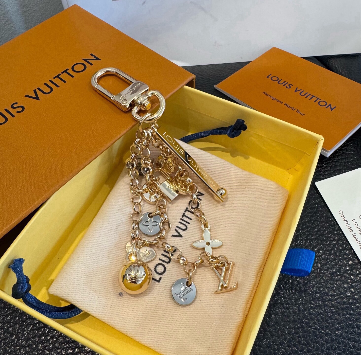 🔥LV 钥匙扣 路易威登新款钥匙扣 ，包包挂件 配饰 多元素材质，舒展时尚个性！