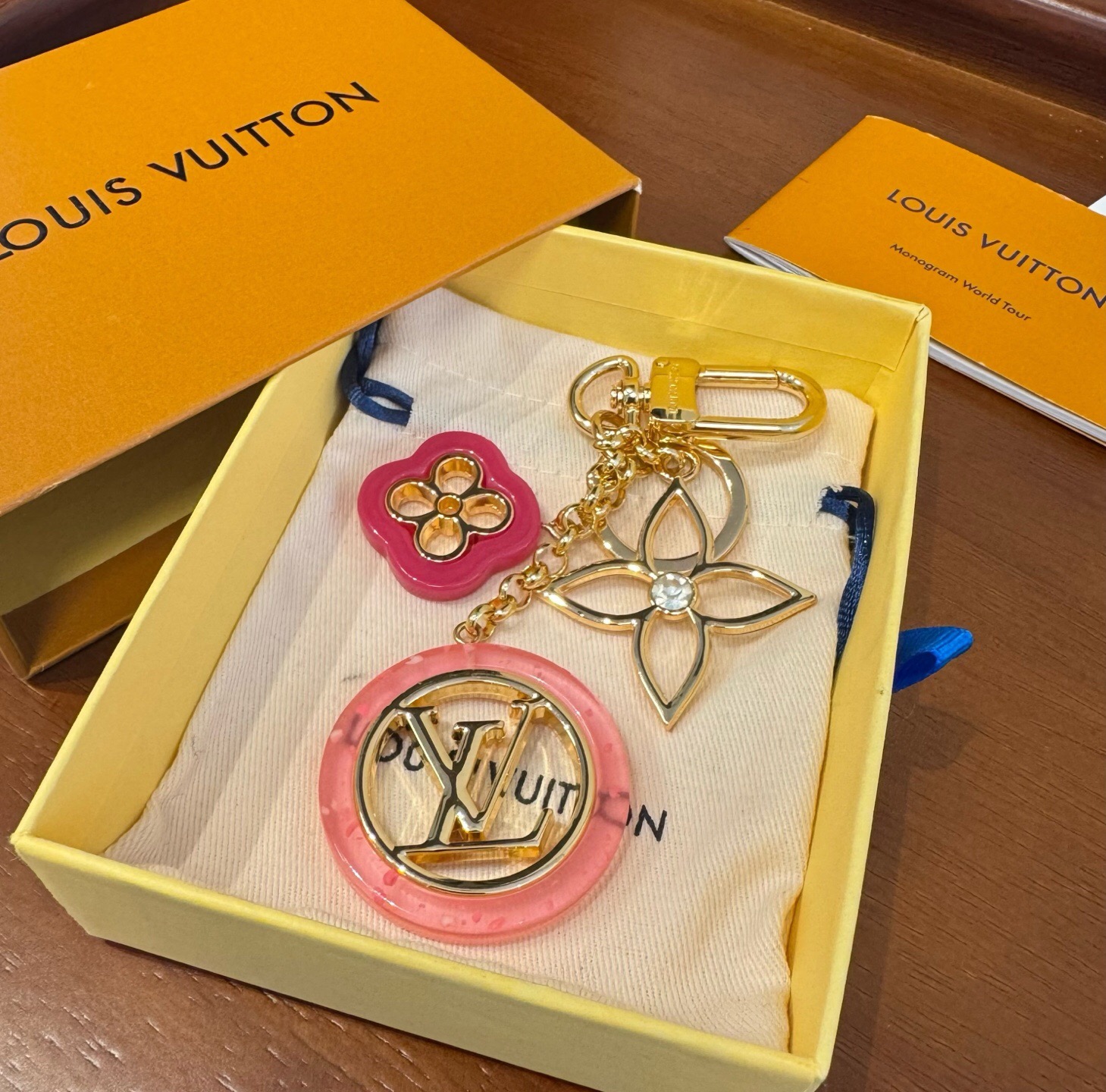 🔥LV 钥匙扣包包挂件挂饰 ，钥匙扣以温婉格调演绎花卉构型，可轻松点亮手袋或钥匙环。纤细金属丝匠心雕琢圆瓣Monogra