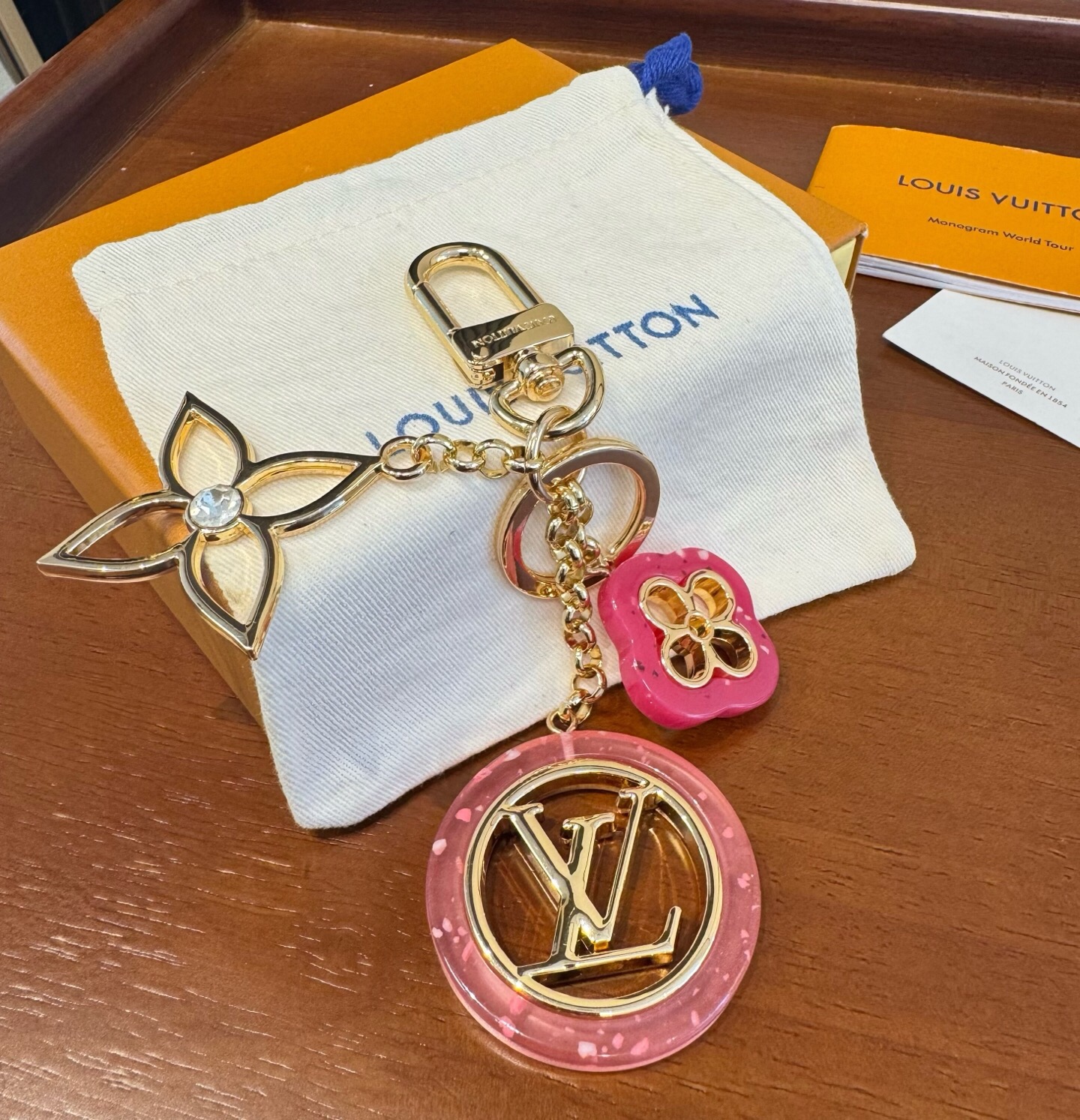 🔥LV 钥匙扣包包挂件挂饰 ，钥匙扣以温婉格调演绎花卉构型，可轻松点亮手袋或钥匙环。纤细金属丝匠心雕琢圆瓣Monogra