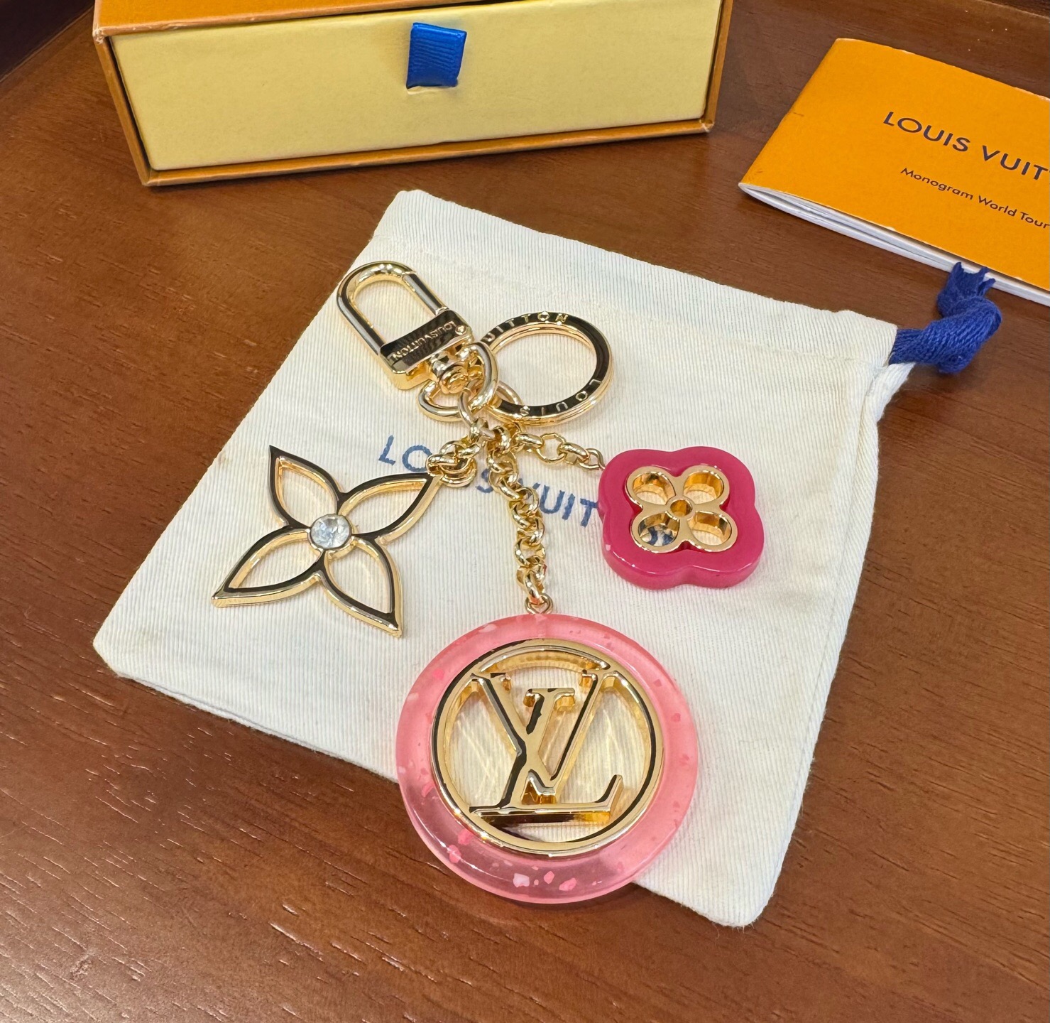🔥LV 钥匙扣包包挂件挂饰 ，钥匙扣以温婉格调演绎花卉构型，可轻松点亮手袋或钥匙环。纤细金属丝匠心雕琢圆瓣Monogra
