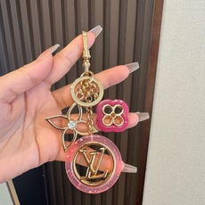🔥LV 钥匙扣包包挂件挂饰 ,钥匙扣以温婉格调演绎花卉构型,可轻松点亮手袋或钥匙环。纤细金属丝匠心雕琢圆瓣Monogra 🔥LV 钥匙扣包包挂件挂饰 ,钥匙扣以温婉格调演绎花卉构型,可轻松点亮手袋或钥匙环。纤细金属丝匠心雕琢圆瓣Monogra