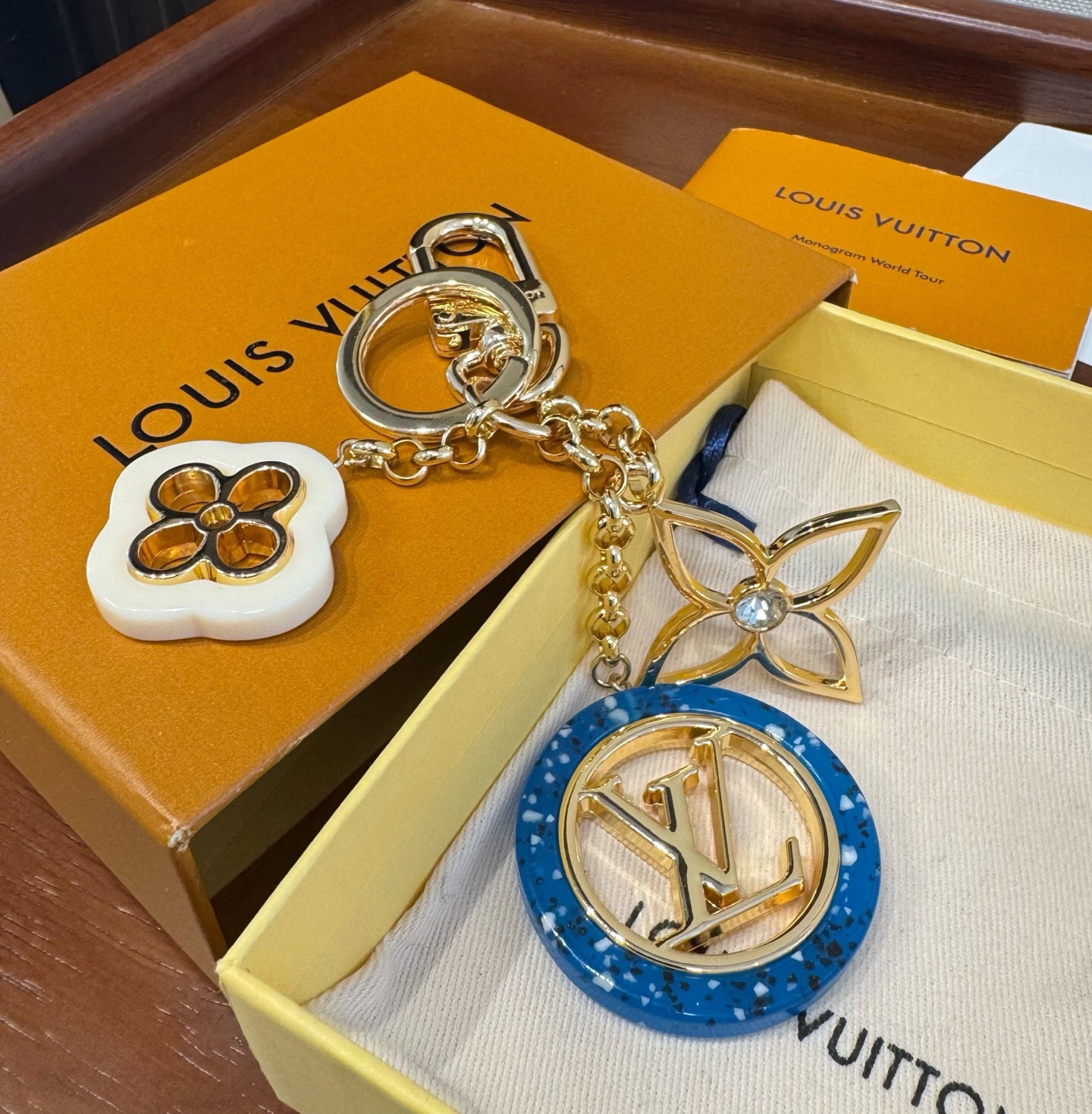 🔥LV 钥匙扣包包挂件挂饰 ，钥匙扣以温婉格调演绎花卉构型，可轻松点亮手袋或钥匙环。纤细金属丝匠心雕琢圆瓣Monogra