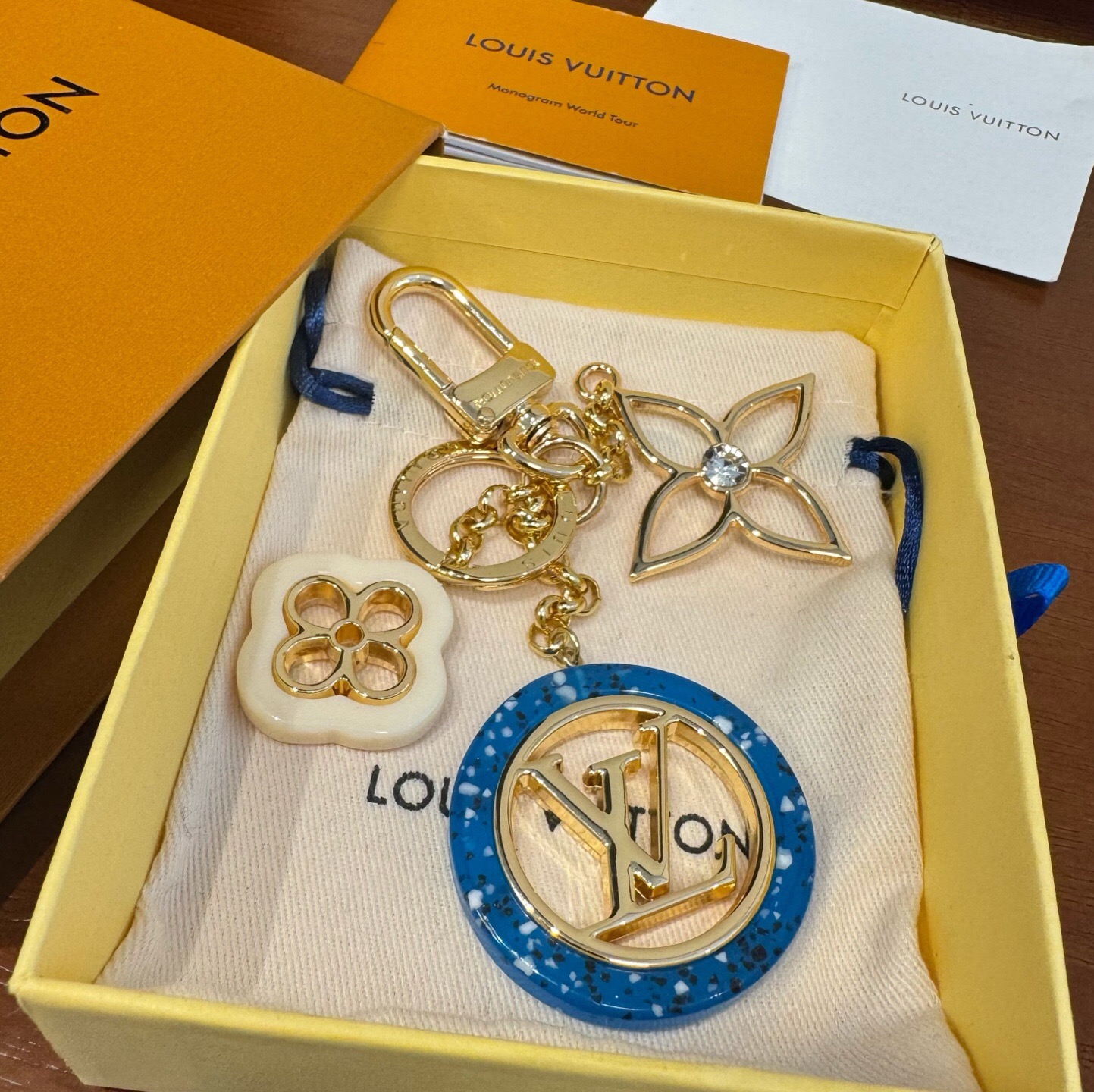 🔥LV 钥匙扣包包挂件挂饰 ，钥匙扣以温婉格调演绎花卉构型，可轻松点亮手袋或钥匙环。纤细金属丝匠心雕琢圆瓣Monogra