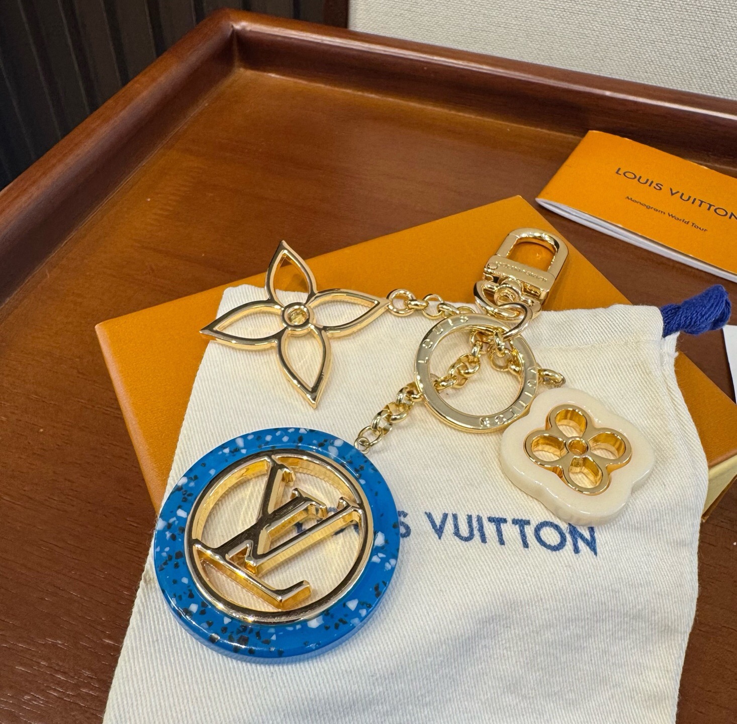 🔥LV 钥匙扣包包挂件挂饰 ，钥匙扣以温婉格调演绎花卉构型，可轻松点亮手袋或钥匙环。纤细金属丝匠心雕琢圆瓣Monogra