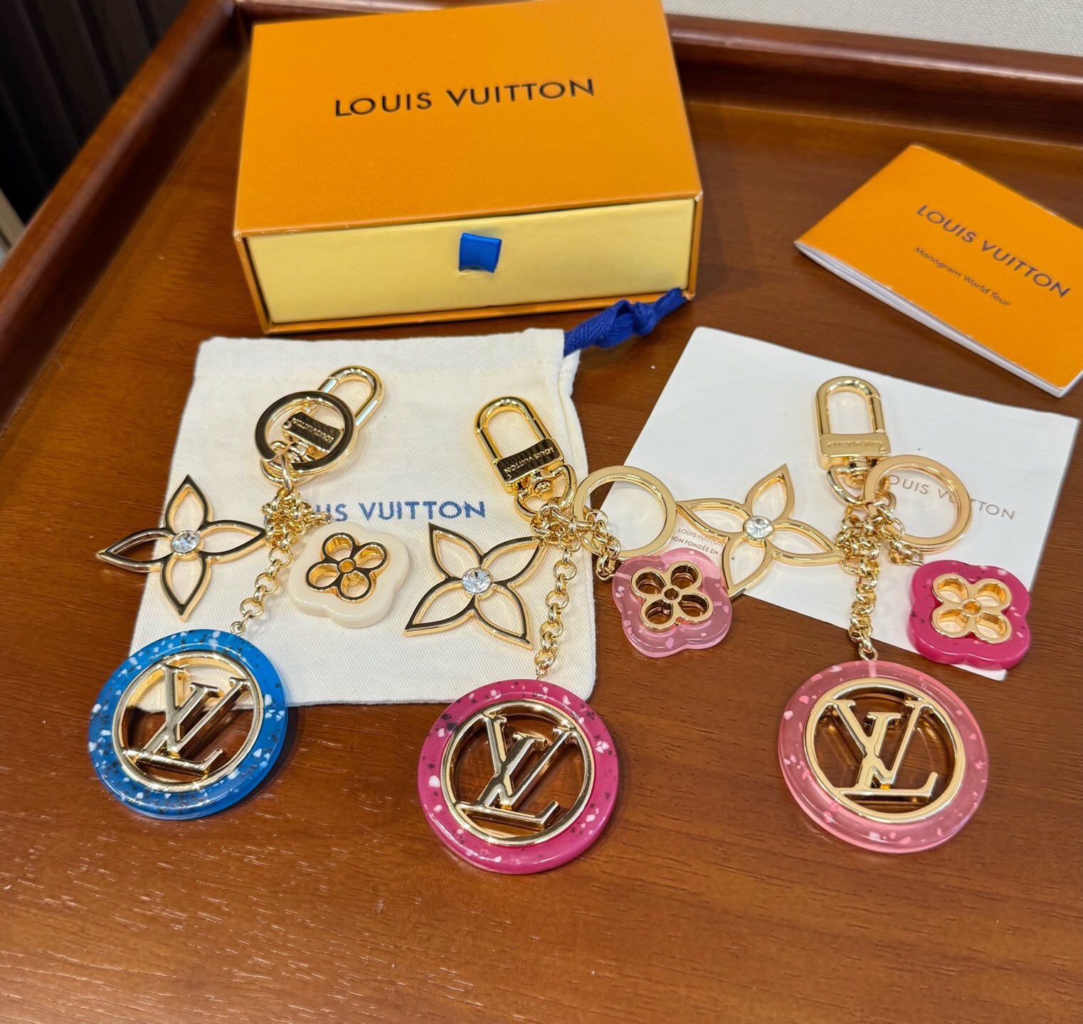 🔥LV 钥匙扣包包挂件挂饰 ，钥匙扣以温婉格调演绎花卉构型，可轻松点亮手袋或钥匙环。纤细金属丝匠心雕琢圆瓣Monogra
