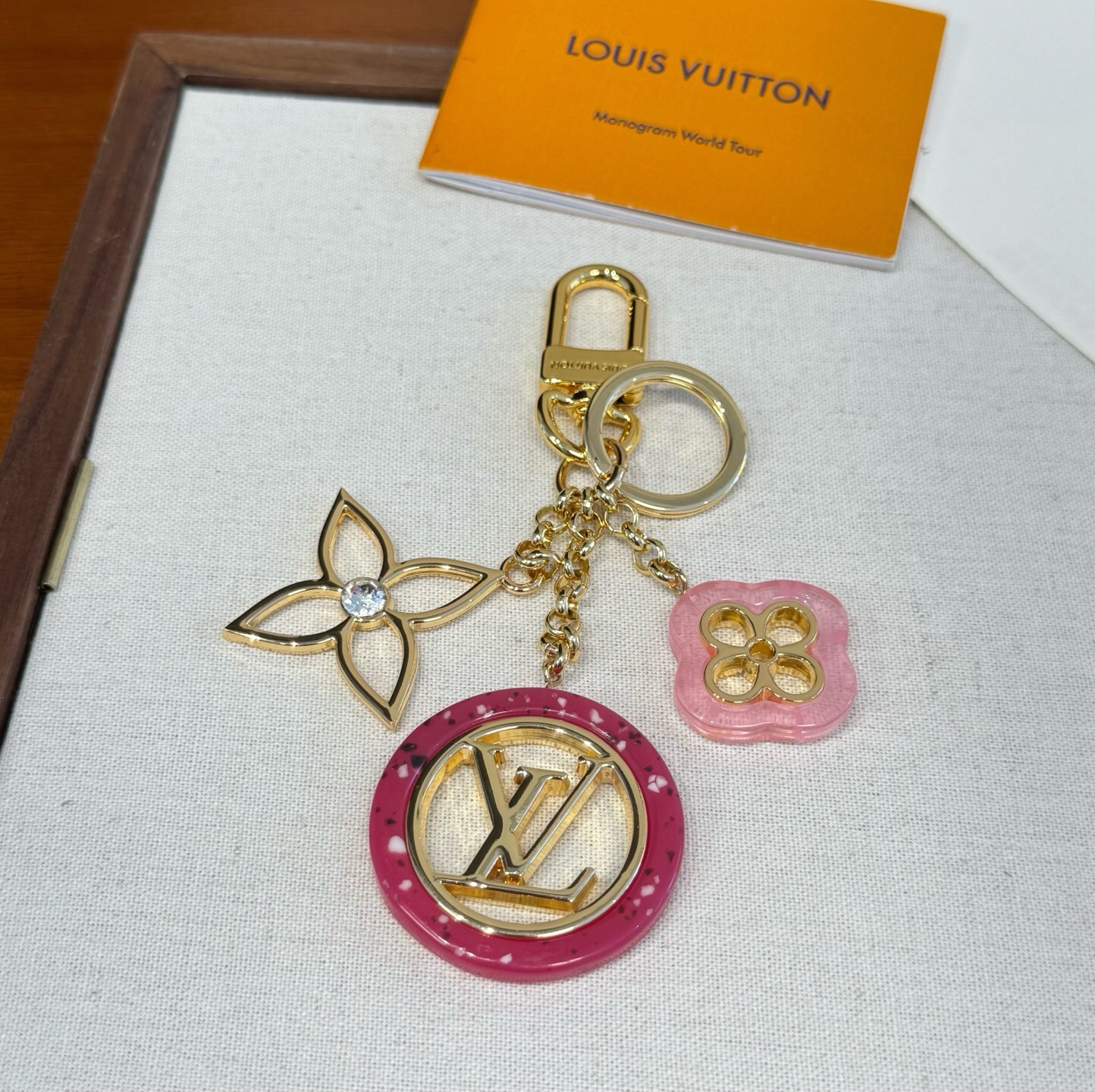 🔥LV 钥匙扣包包挂件挂饰 ，钥匙扣以温婉格调演绎花卉构型，可轻松点亮手袋或钥匙环。纤细金属丝匠心雕琢圆瓣Monogra