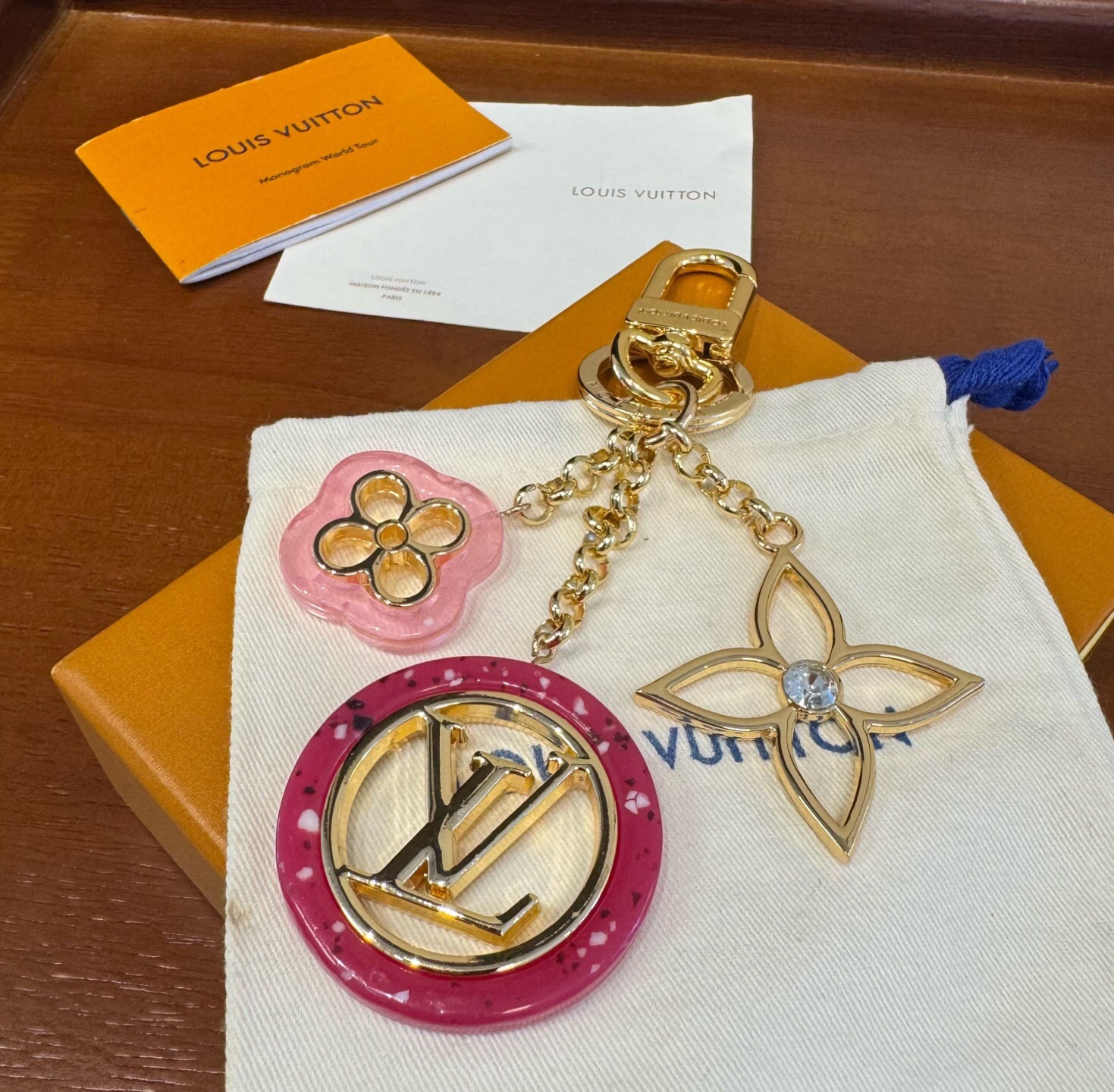 🔥LV 钥匙扣包包挂件挂饰 ，钥匙扣以温婉格调演绎花卉构型，可轻松点亮手袋或钥匙环。纤细金属丝匠心雕琢圆瓣Monogra