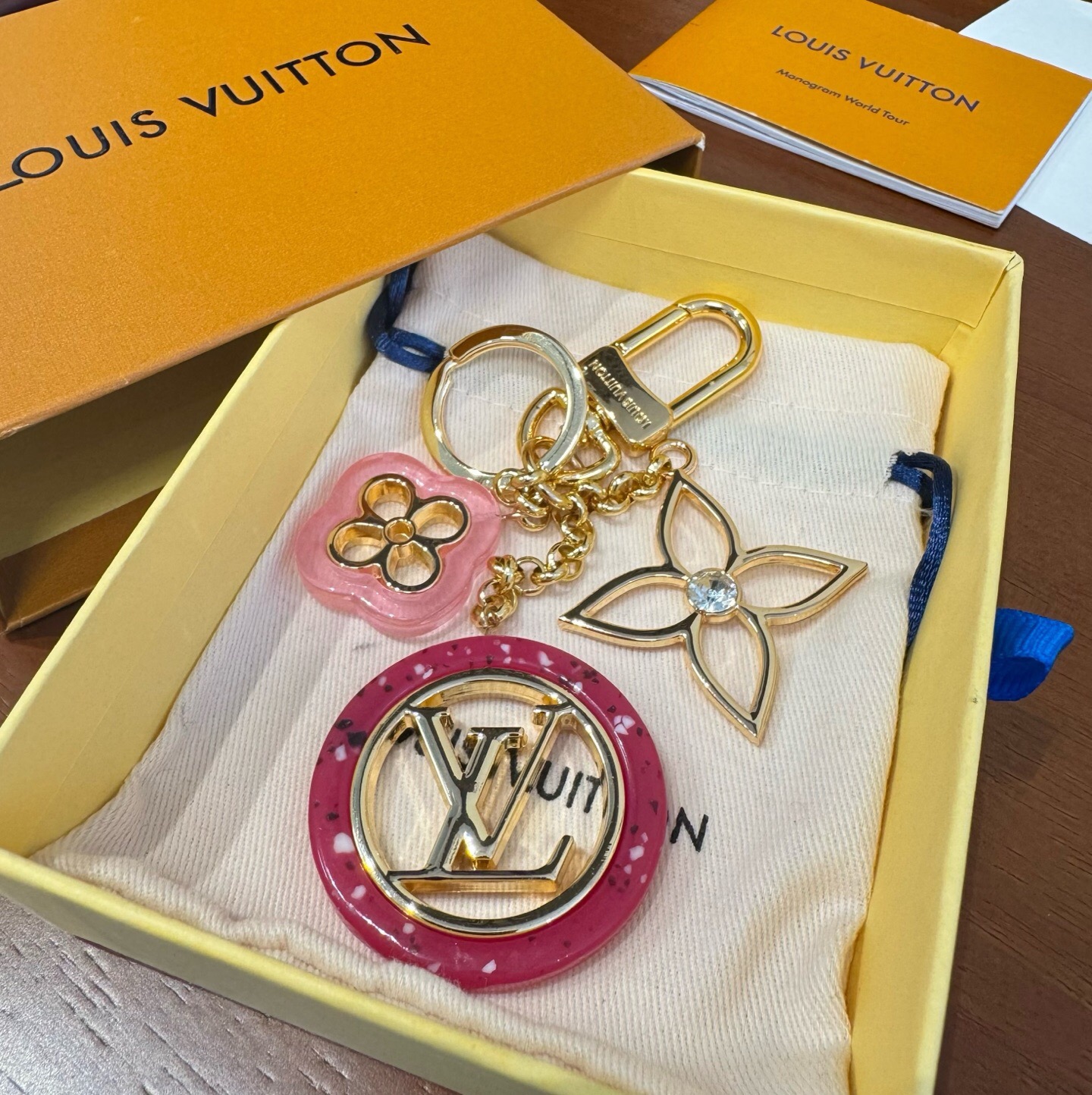 🔥LV 钥匙扣包包挂件挂饰 ，钥匙扣以温婉格调演绎花卉构型，可轻松点亮手袋或钥匙环。纤细金属丝匠心雕琢圆瓣Monogra