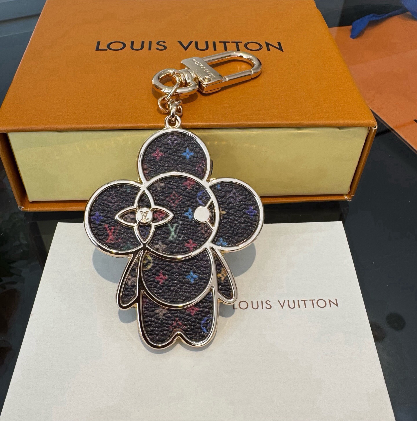 🔥LOUIS VUITTON新款包饰 村上隆白三彩黑三彩钥匙扣。LV薇薇安钥匙扣挂件包包挂件包饰，手机壳挂件 可满足各种