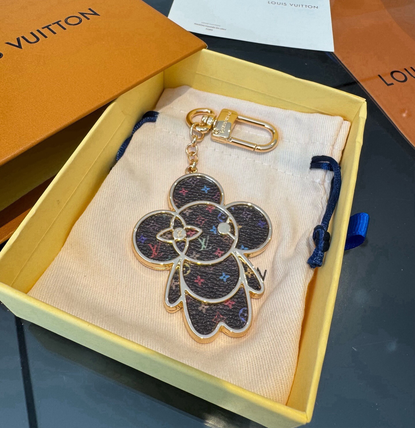 🔥LOUIS VUITTON新款包饰 村上隆白三彩黑三彩钥匙扣。LV薇薇安钥匙扣挂件包包挂件包饰，手机壳挂件 可满足各种