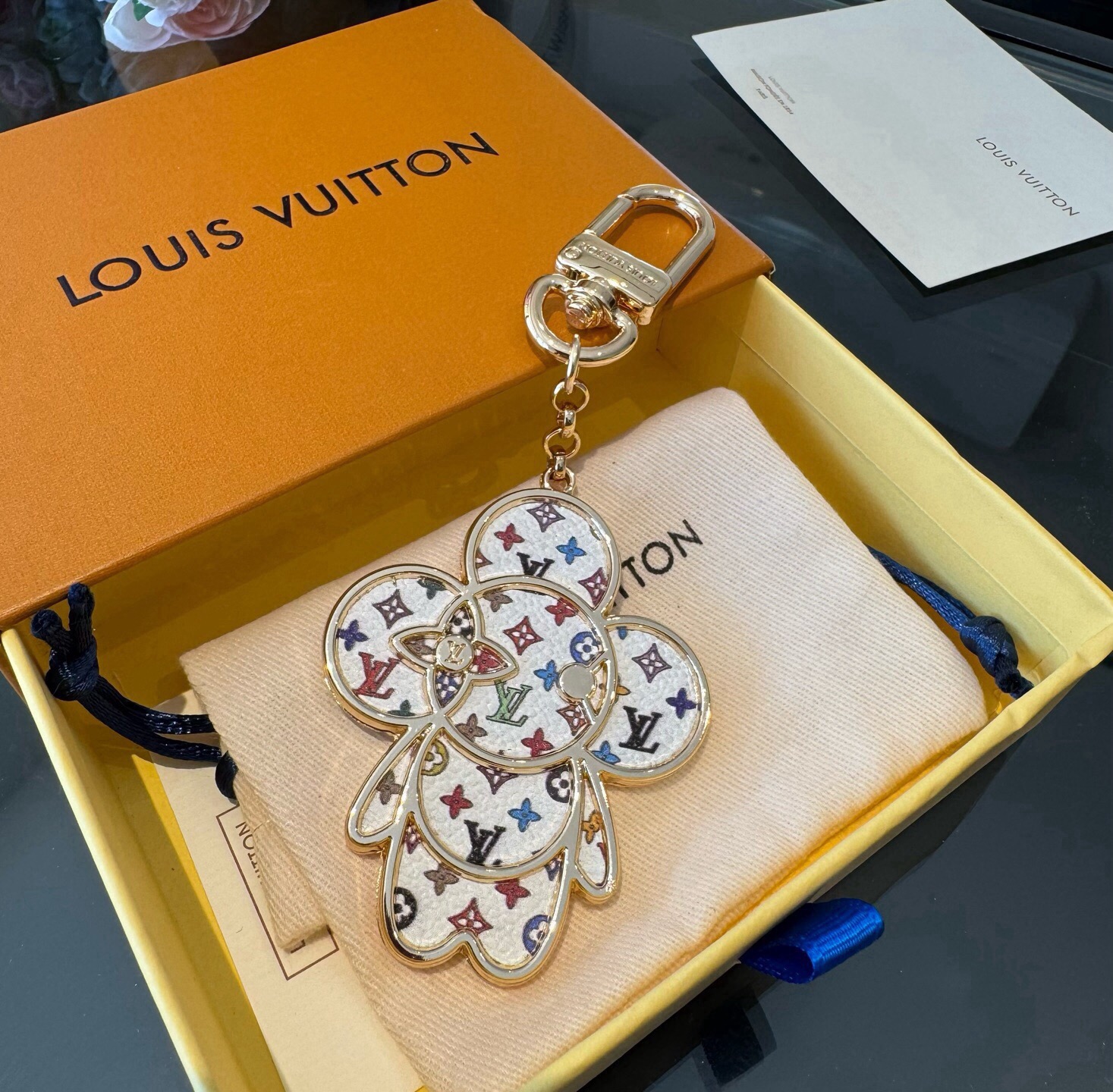 🔥LOUIS VUITTON新款包饰 村上隆白三彩黑三彩钥匙扣。LV薇薇安钥匙扣挂件包包挂件包饰，手机壳挂件 可满足各种