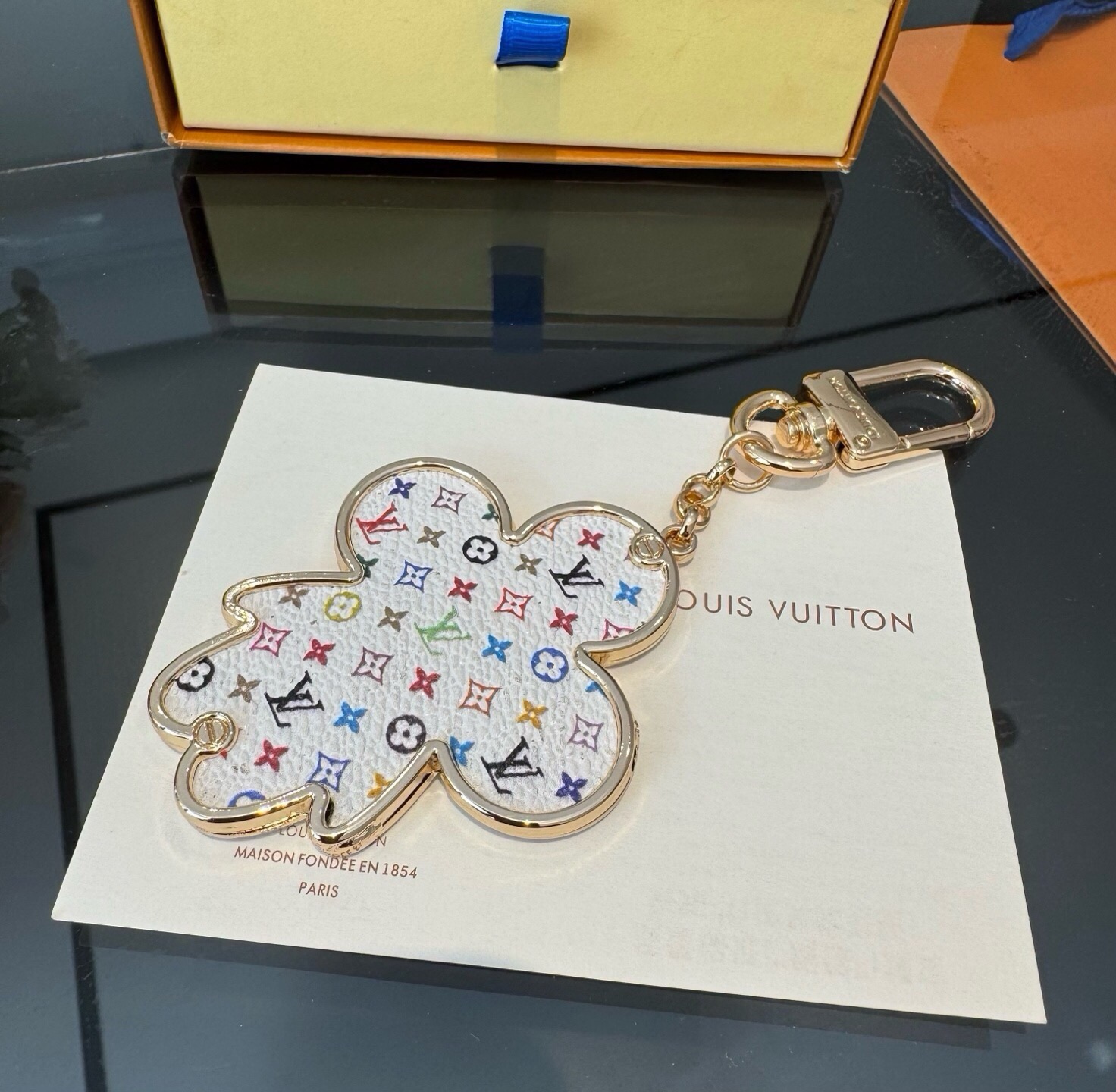 🔥LOUIS VUITTON新款包饰 村上隆白三彩黑三彩钥匙扣。LV薇薇安钥匙扣挂件包包挂件包饰，手机壳挂件 可满足各种