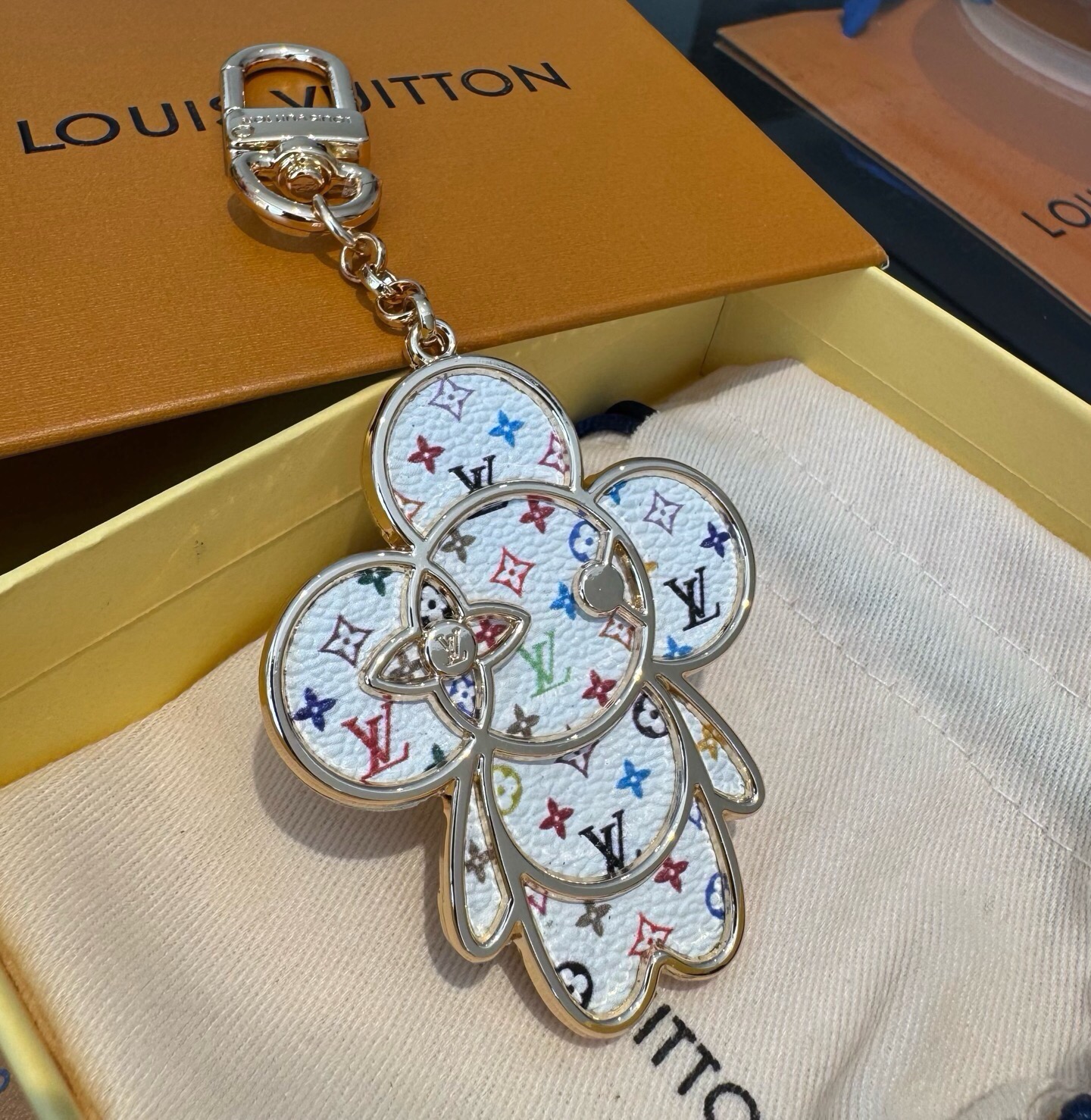 🔥LOUIS VUITTON新款包饰 村上隆白三彩黑三彩钥匙扣。LV薇薇安钥匙扣挂件包包挂件包饰，手机壳挂件 可满足各种