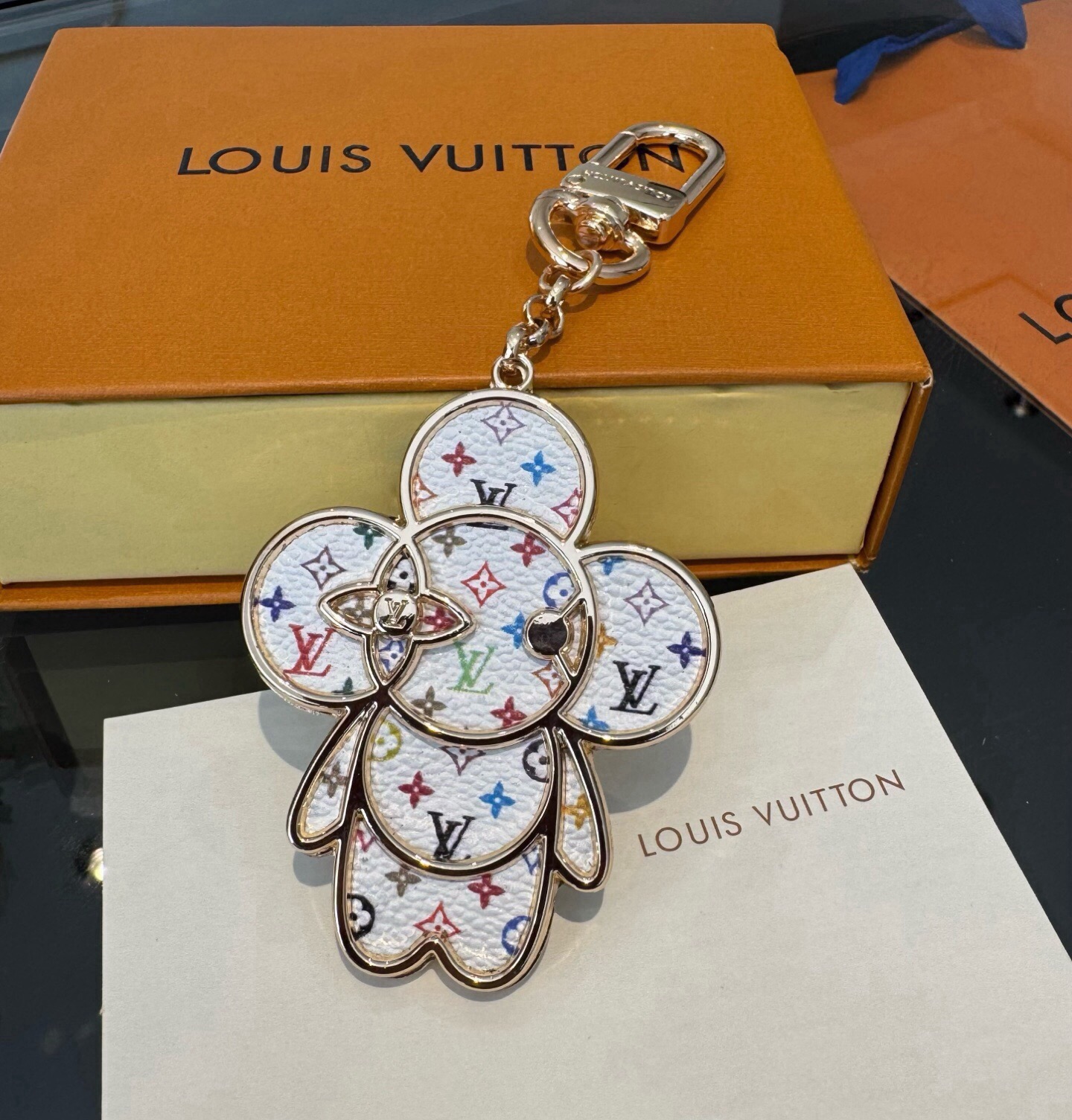 🔥LOUIS VUITTON新款包饰 村上隆白三彩黑三彩钥匙扣。LV薇薇安钥匙扣挂件包包挂件包饰，手机壳挂件 可满足各种