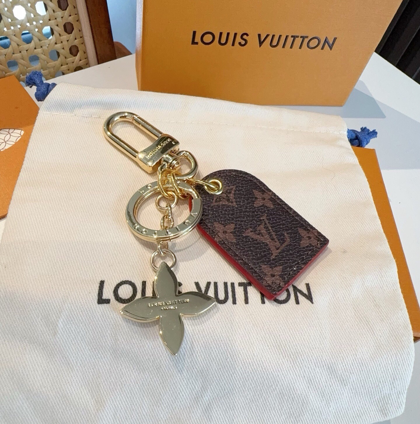 🔥  LV经典老花钥匙扣 包饰与钥匙扣挂件 LV Cherished Tab 钥匙扣结合 Monogram 帆布标签和牛