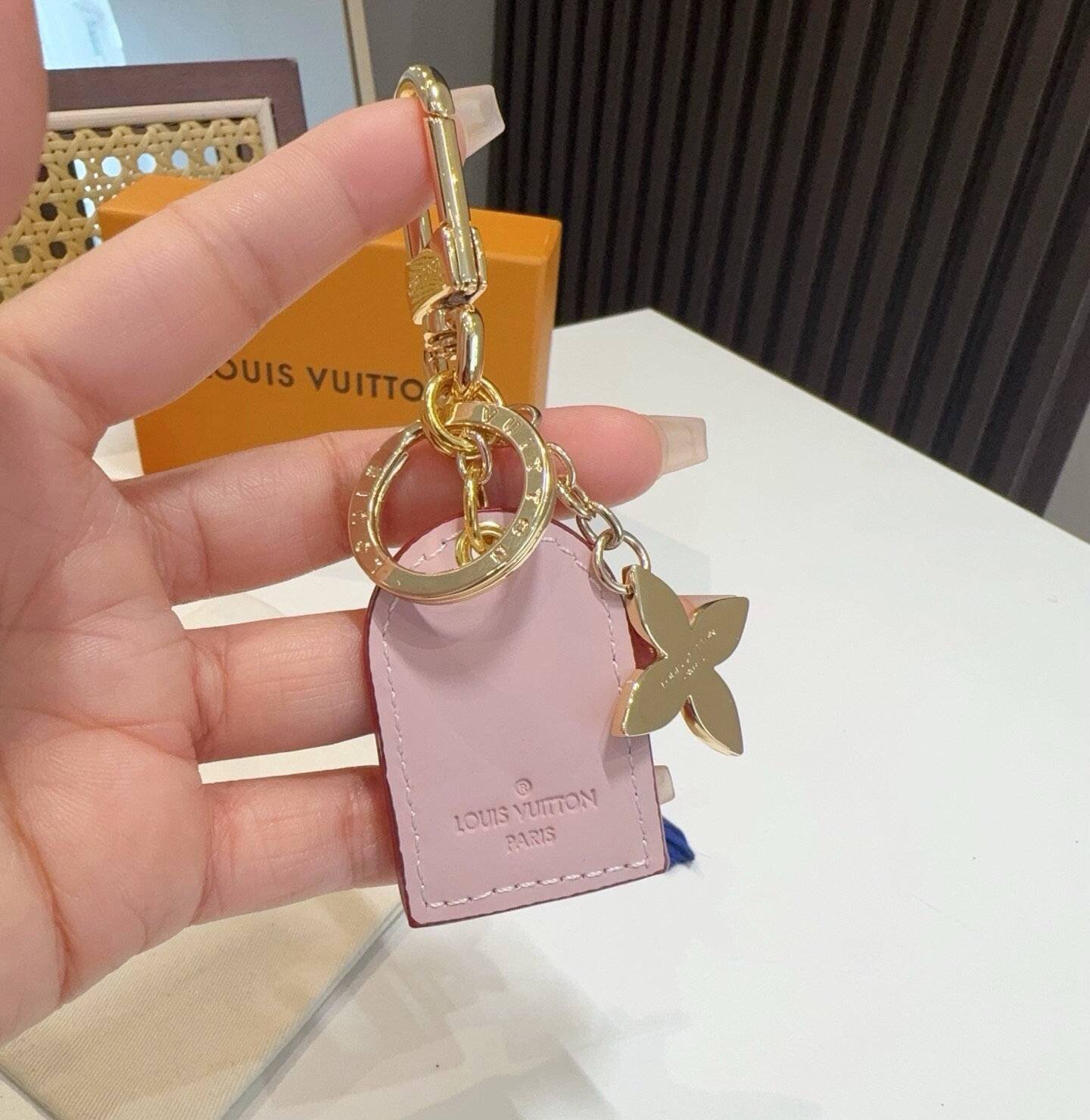 🔥  LV经典老花钥匙扣 包饰与钥匙扣挂件 LV Cherished Tab 钥匙扣结合 Monogram 帆布标签和牛