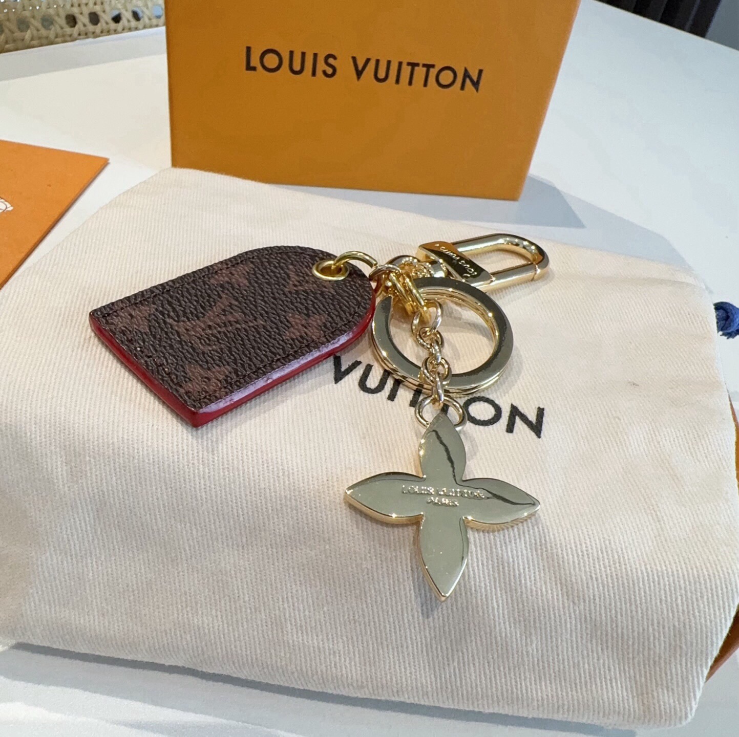 🔥  LV经典老花钥匙扣 包饰与钥匙扣挂件 LV Cherished Tab 钥匙扣结合 Monogram 帆布标签和牛